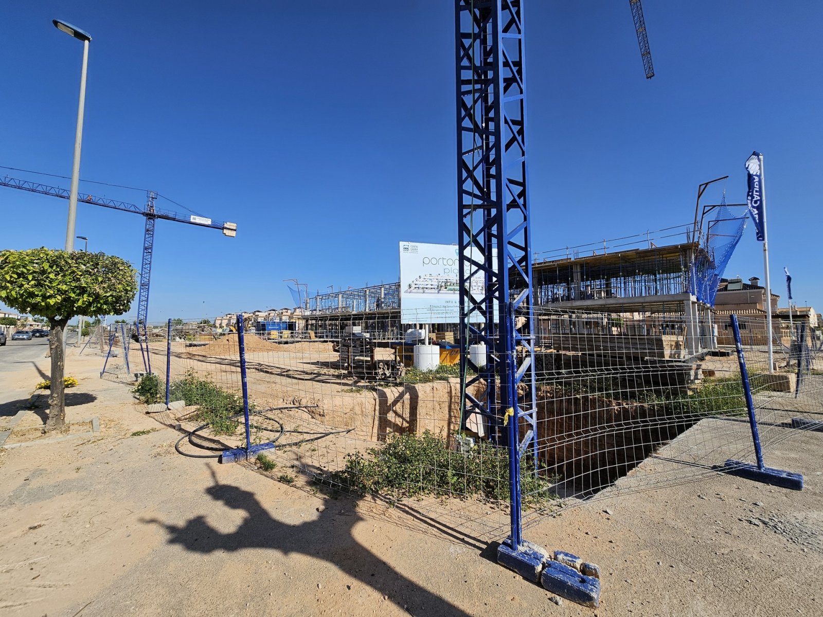  Gelegen im charmanten Torre de la Horadada, bietet diese exklusive Sammlung von 19 Immobilien eine Vielzahl von Wohnmöglichkeiten, die zu verschieden