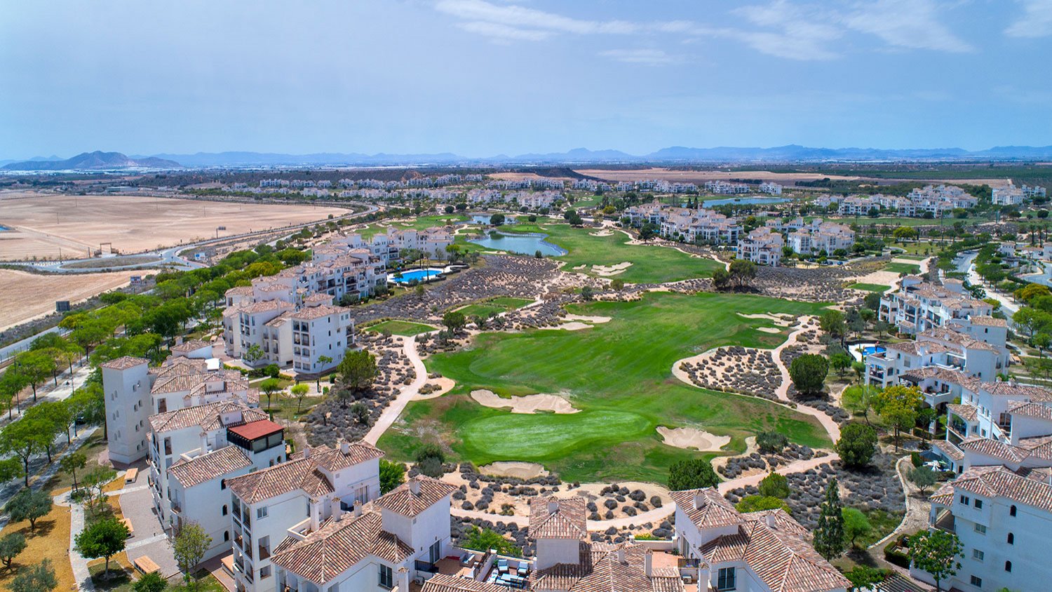  Gelegen im charmanten Ort Sucina, bietet diese exklusive Sammlung von 6 Reihenhäusern eine einzigartige Gelegenheit, eine ruhige und gut angebundene 