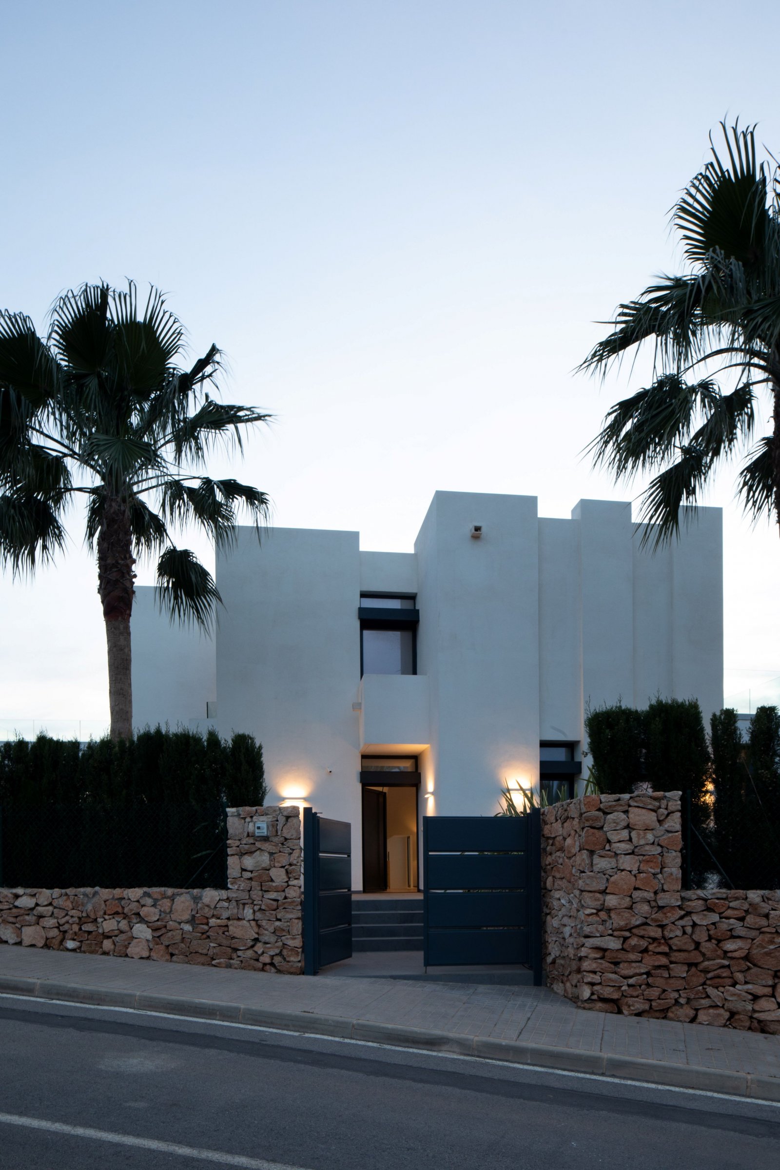  In der schönen Stadt Cartagena gelegen, bietet dieses exklusive Immobilienangebot zwei unabhängige Immobilien, die sich durch ihren beeindruckenden M