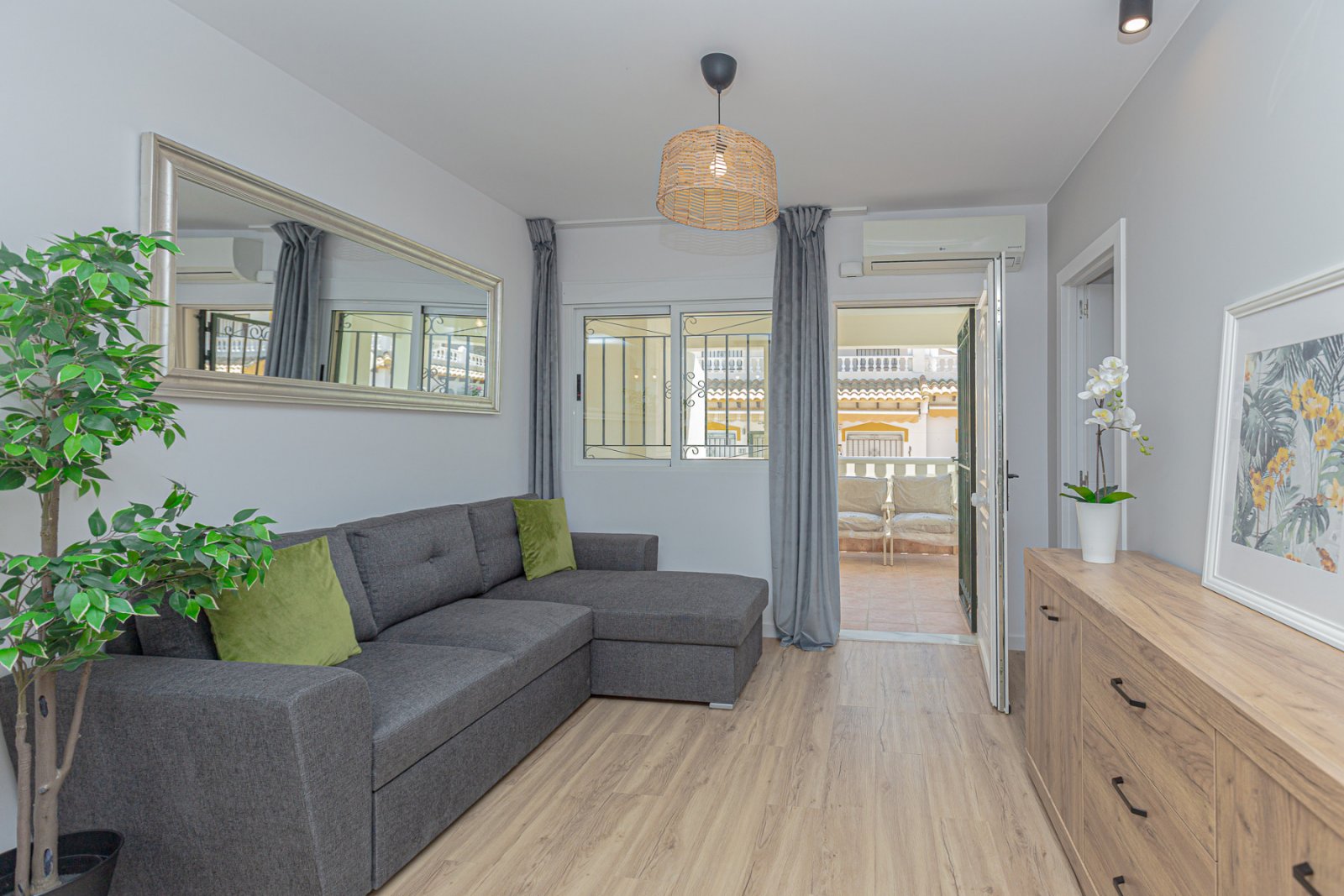  Wir präsentieren dieses wunderschöne Eckreihenhaus, das mit hochwertigen Materialien und viel Stil vollständig renoviert wurde, in der ruhigen und be