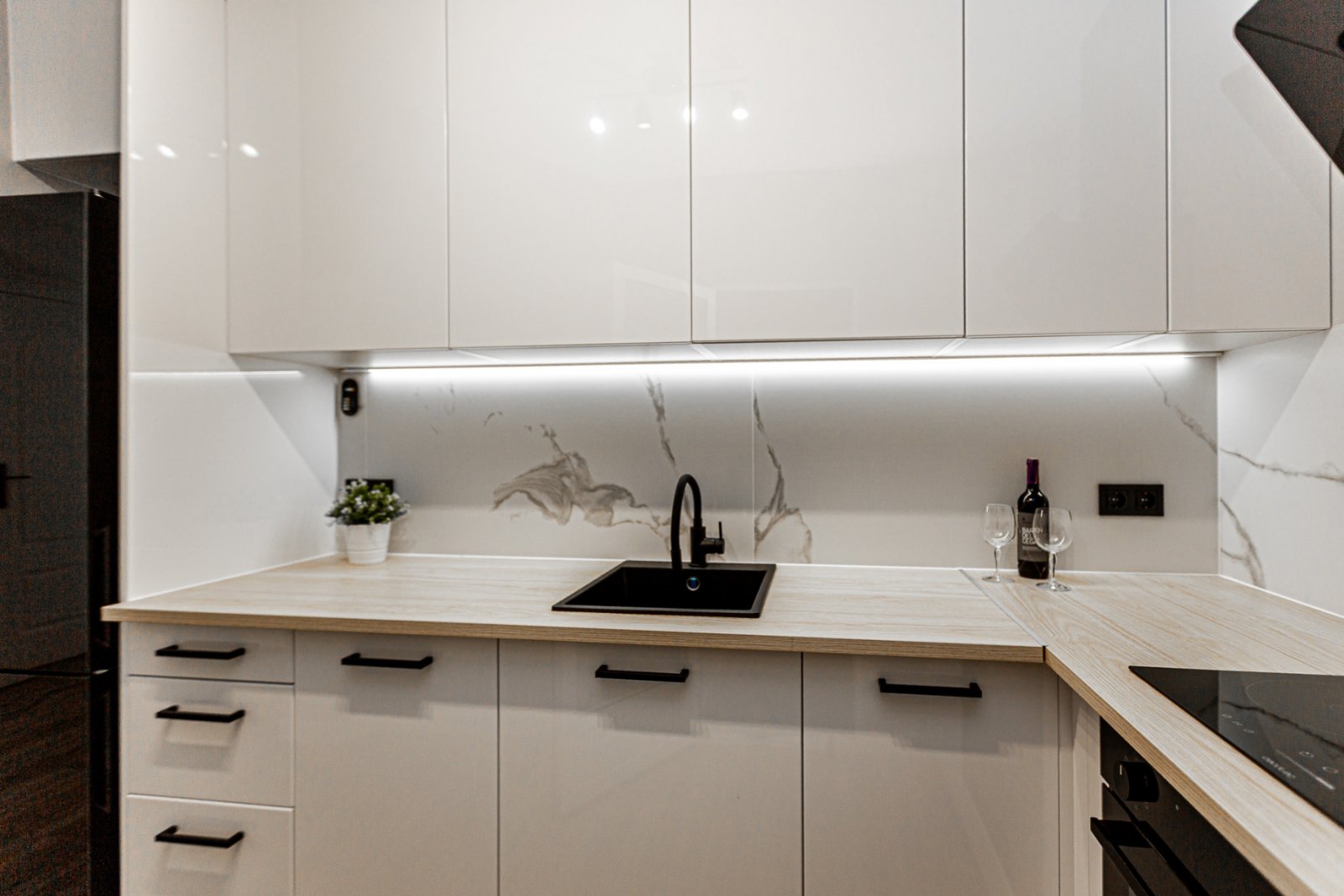  Wir präsentieren dieses wunderschöne Eckreihenhaus, das mit hochwertigen Materialien und viel Stil vollständig renoviert wurde, in der ruhigen und be