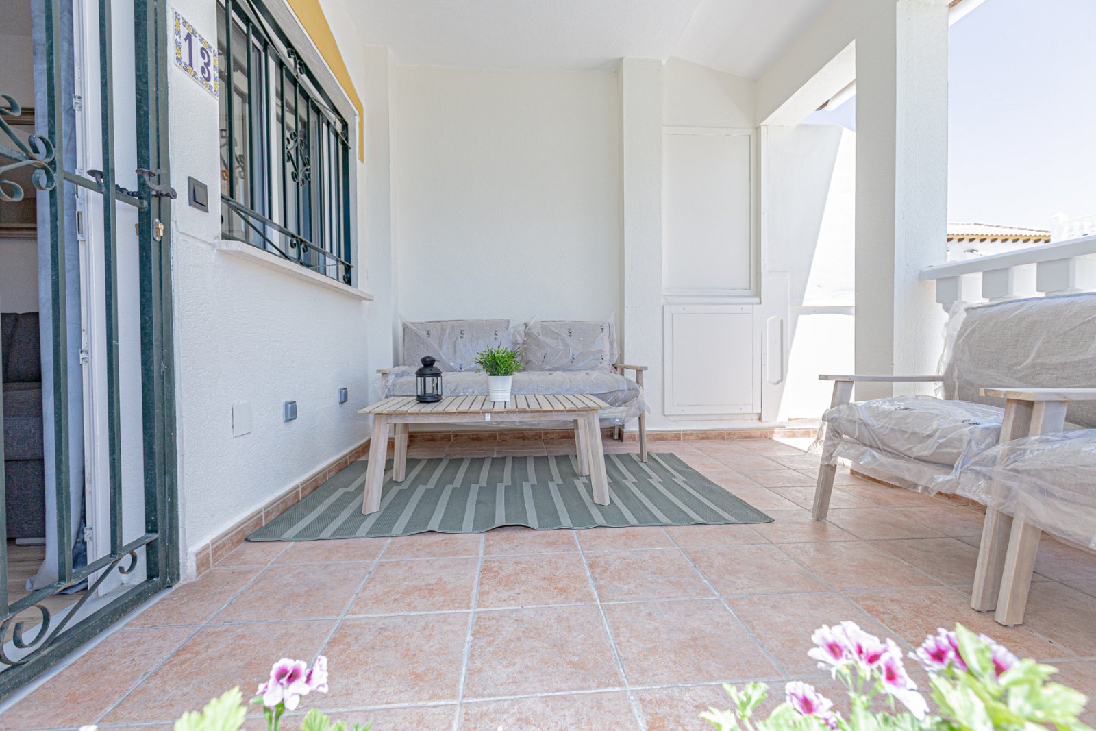  Wir präsentieren dieses wunderschöne Eckreihenhaus, das mit hochwertigen Materialien und viel Stil vollständig renoviert wurde, in der ruhigen und be