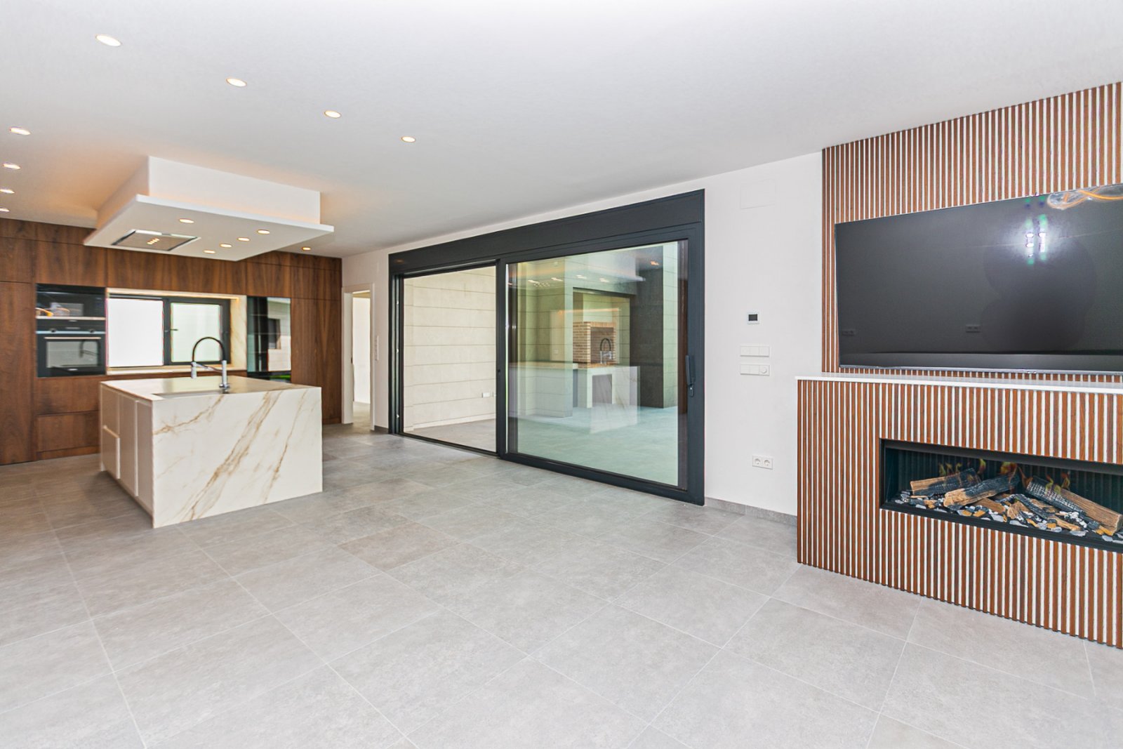  Wir präsentieren Ihnen diese exklusive Luxusimmobilie in einer der begehrtesten Gegenden von San Pedro del Pinatar, umgeben von allen Annehmlichkeite