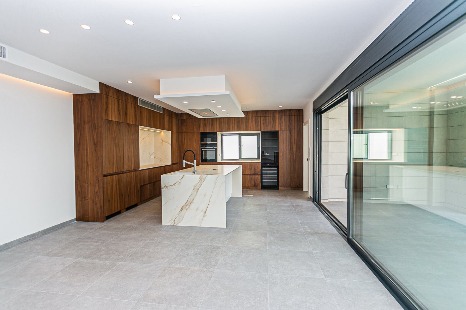  Wir präsentieren Ihnen diese exklusive Luxusimmobilie in einer der begehrtesten Gegenden von San Pedro del Pinatar, umgeben von allen Annehmlichkeite