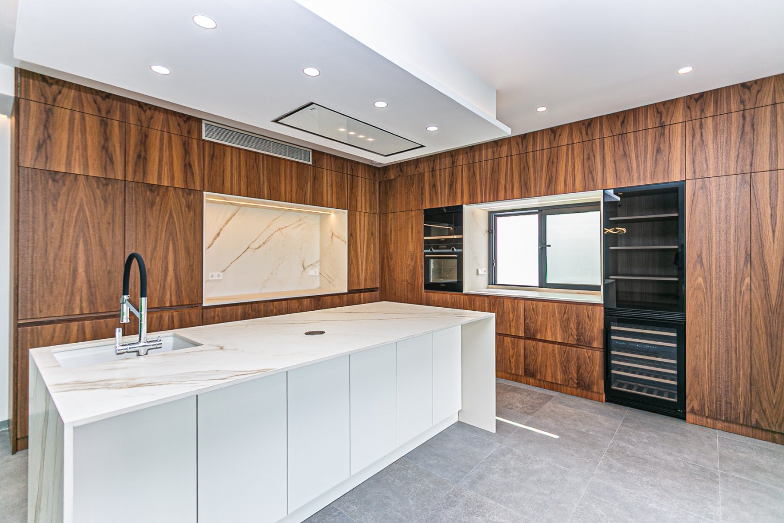  Wir präsentieren Ihnen diese exklusive Luxusimmobilie in einer der begehrtesten Gegenden von San Pedro del Pinatar, umgeben von allen Annehmlichkeite