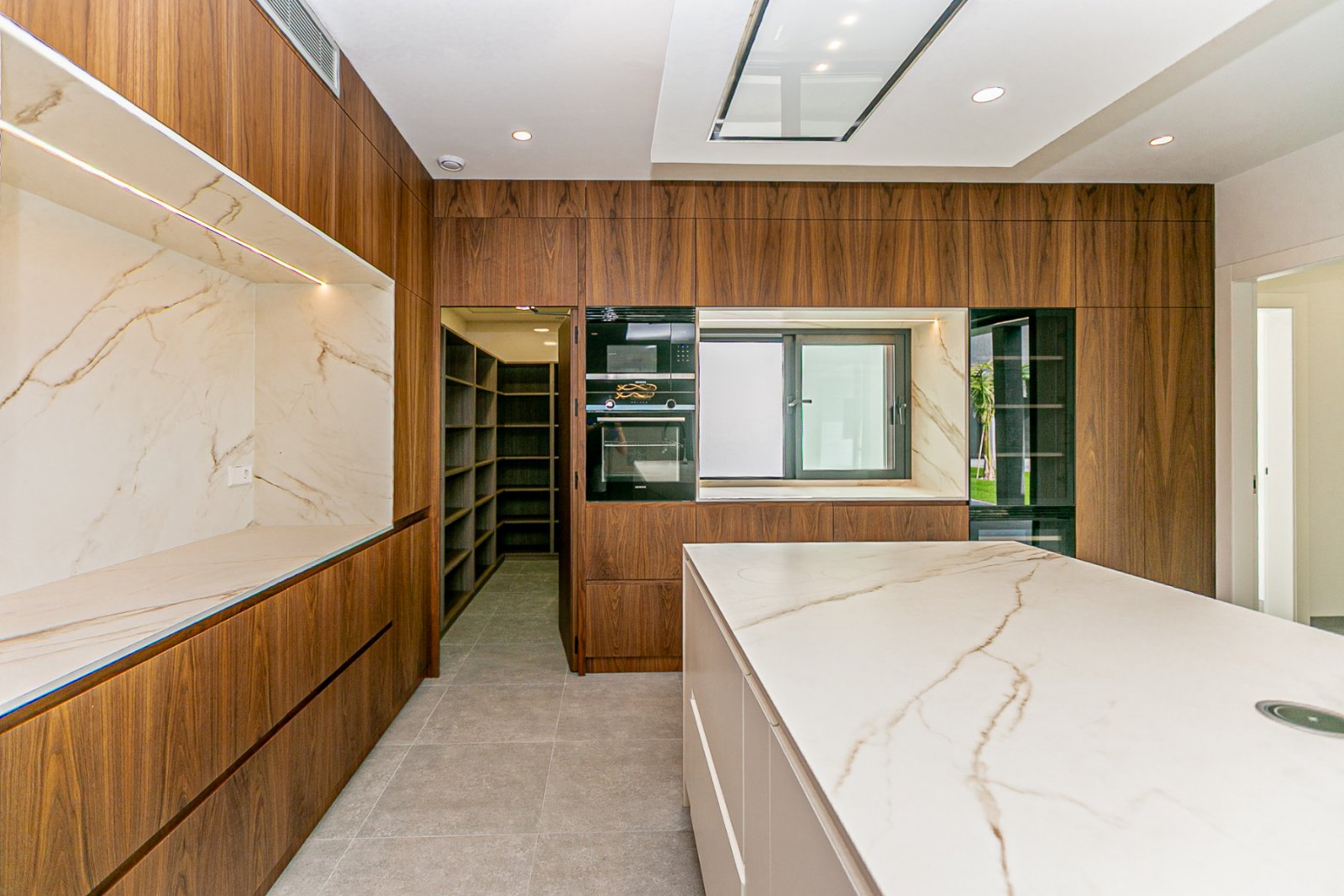  Wir präsentieren Ihnen diese exklusive Luxusimmobilie in einer der begehrtesten Gegenden von San Pedro del Pinatar, umgeben von allen Annehmlichkeite