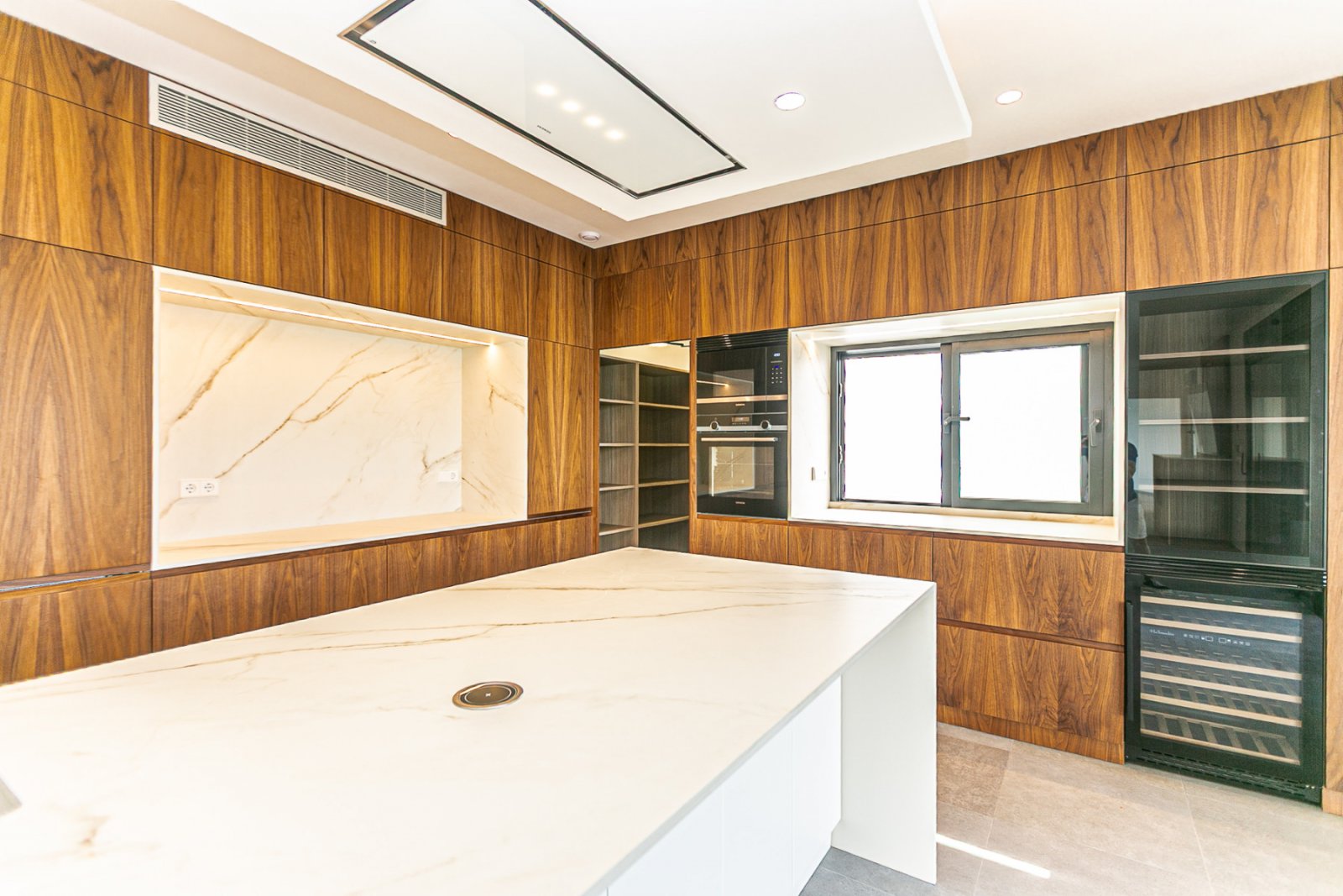  Wir präsentieren Ihnen diese exklusive Luxusimmobilie in einer der begehrtesten Gegenden von San Pedro del Pinatar, umgeben von allen Annehmlichkeite