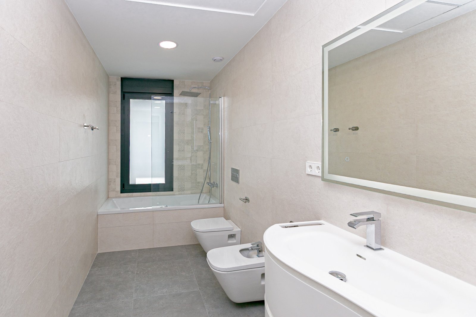  Wir präsentieren Ihnen diese exklusive Luxusimmobilie in einer der begehrtesten Gegenden von San Pedro del Pinatar, umgeben von allen Annehmlichkeite