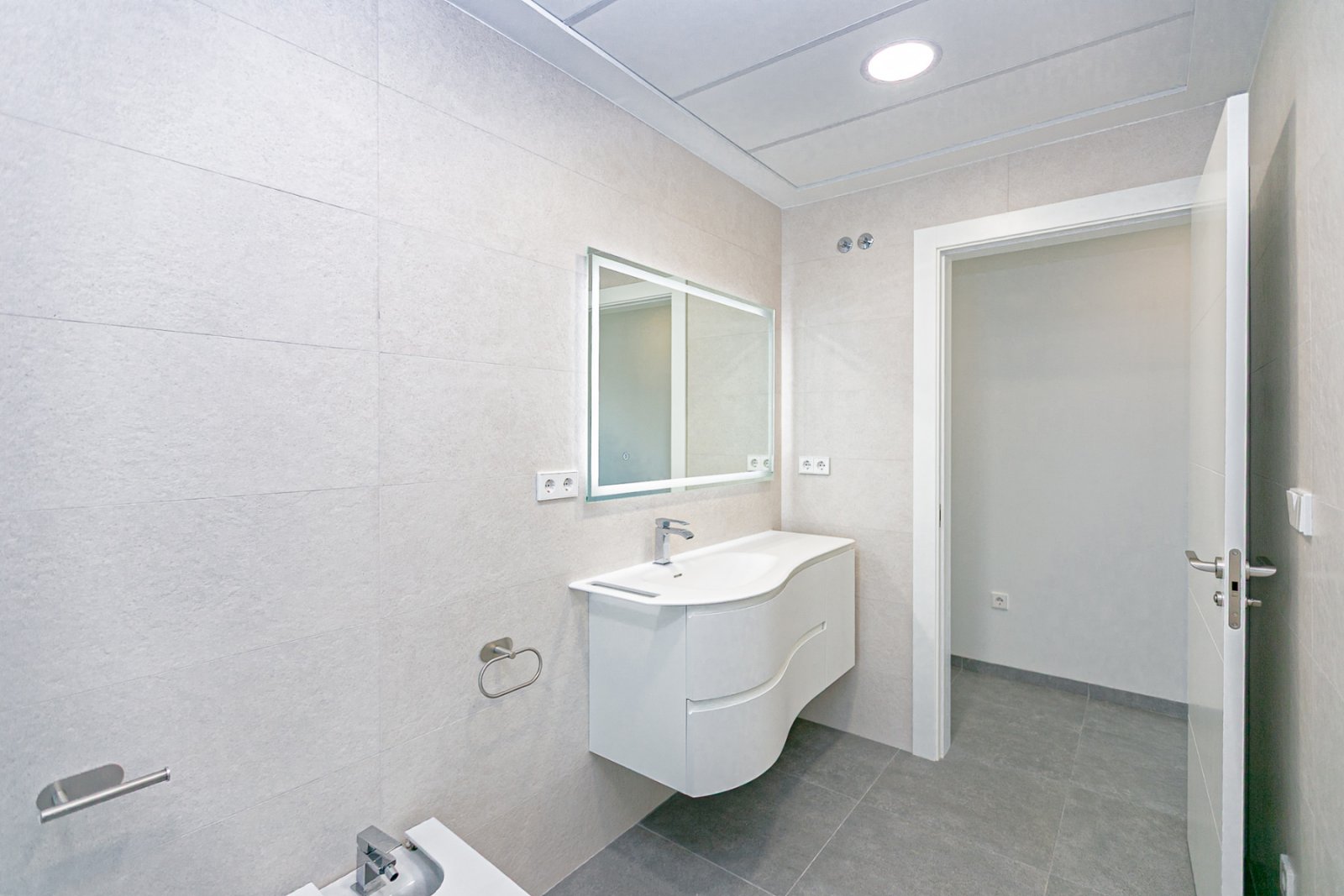  Wir präsentieren Ihnen diese exklusive Luxusimmobilie in einer der begehrtesten Gegenden von San Pedro del Pinatar, umgeben von allen Annehmlichkeite