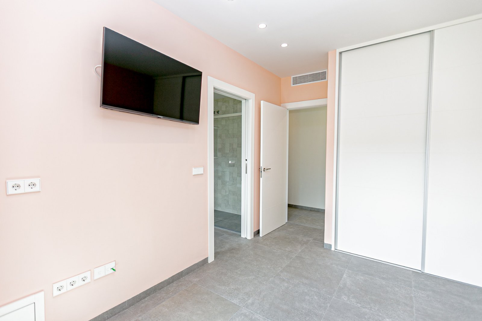  Wir präsentieren Ihnen diese exklusive Luxusimmobilie in einer der begehrtesten Gegenden von San Pedro del Pinatar, umgeben von allen Annehmlichkeite