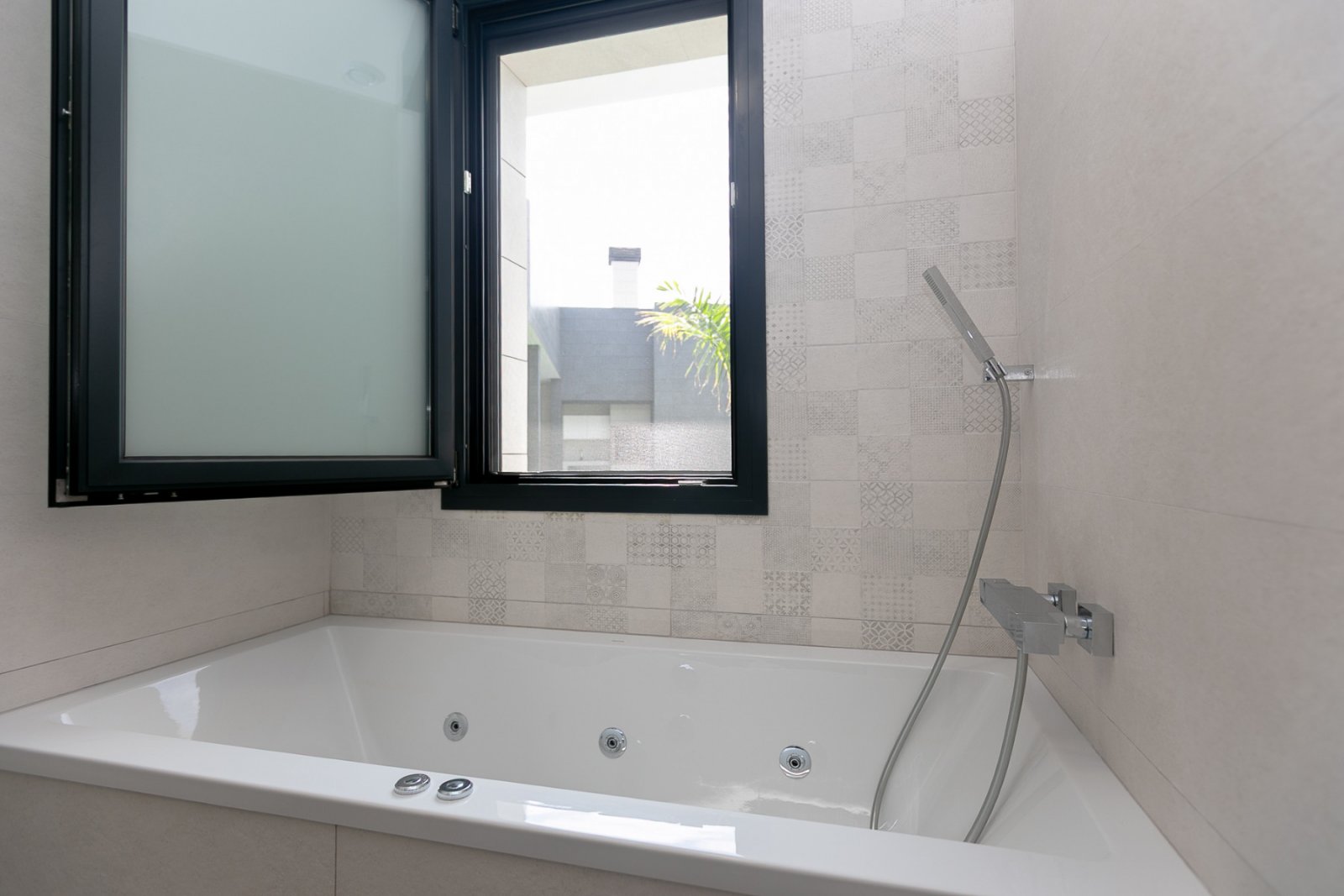  Wir präsentieren Ihnen diese exklusive Luxusimmobilie in einer der begehrtesten Gegenden von San Pedro del Pinatar, umgeben von allen Annehmlichkeite