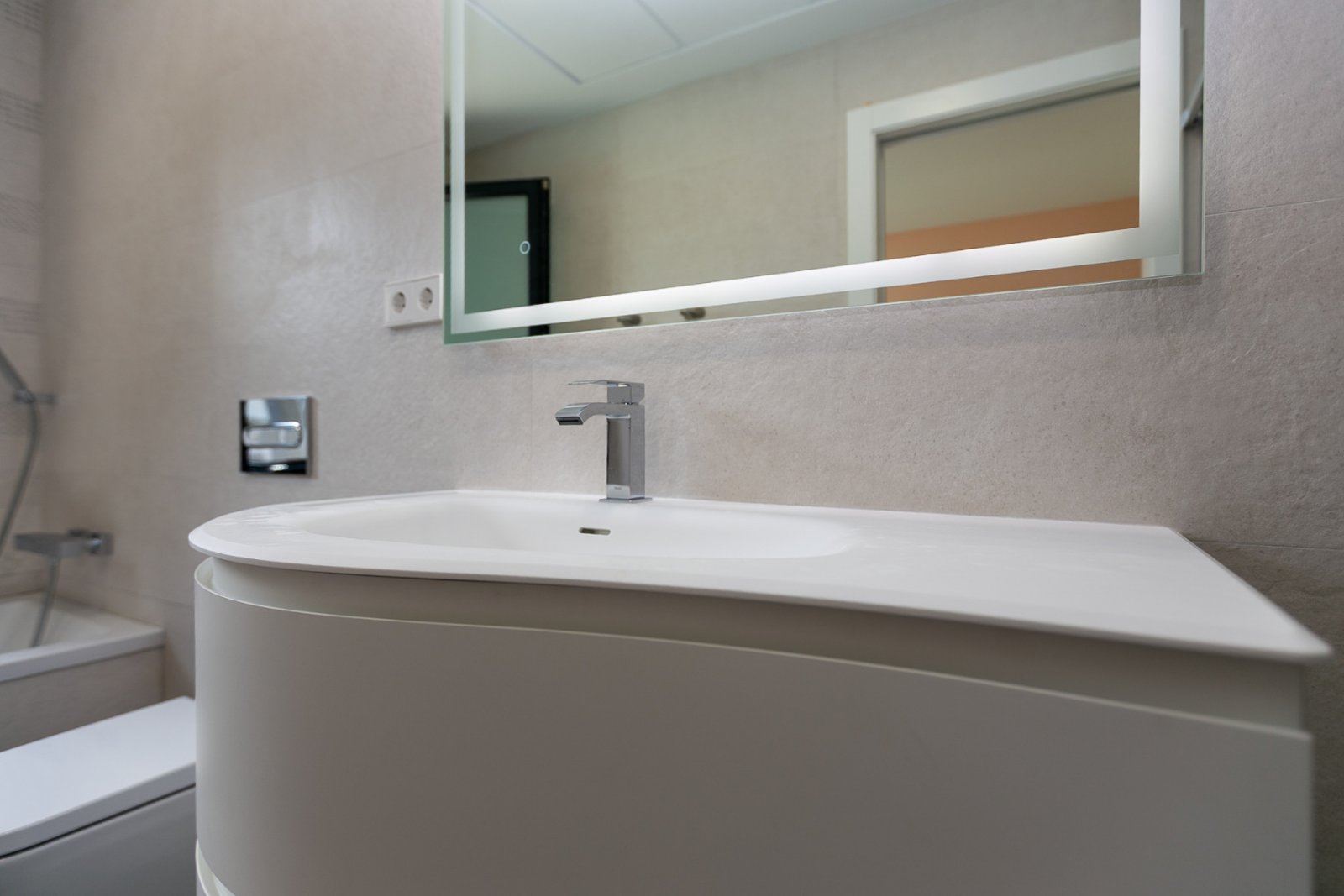  Wir präsentieren Ihnen diese exklusive Luxusimmobilie in einer der begehrtesten Gegenden von San Pedro del Pinatar, umgeben von allen Annehmlichkeite