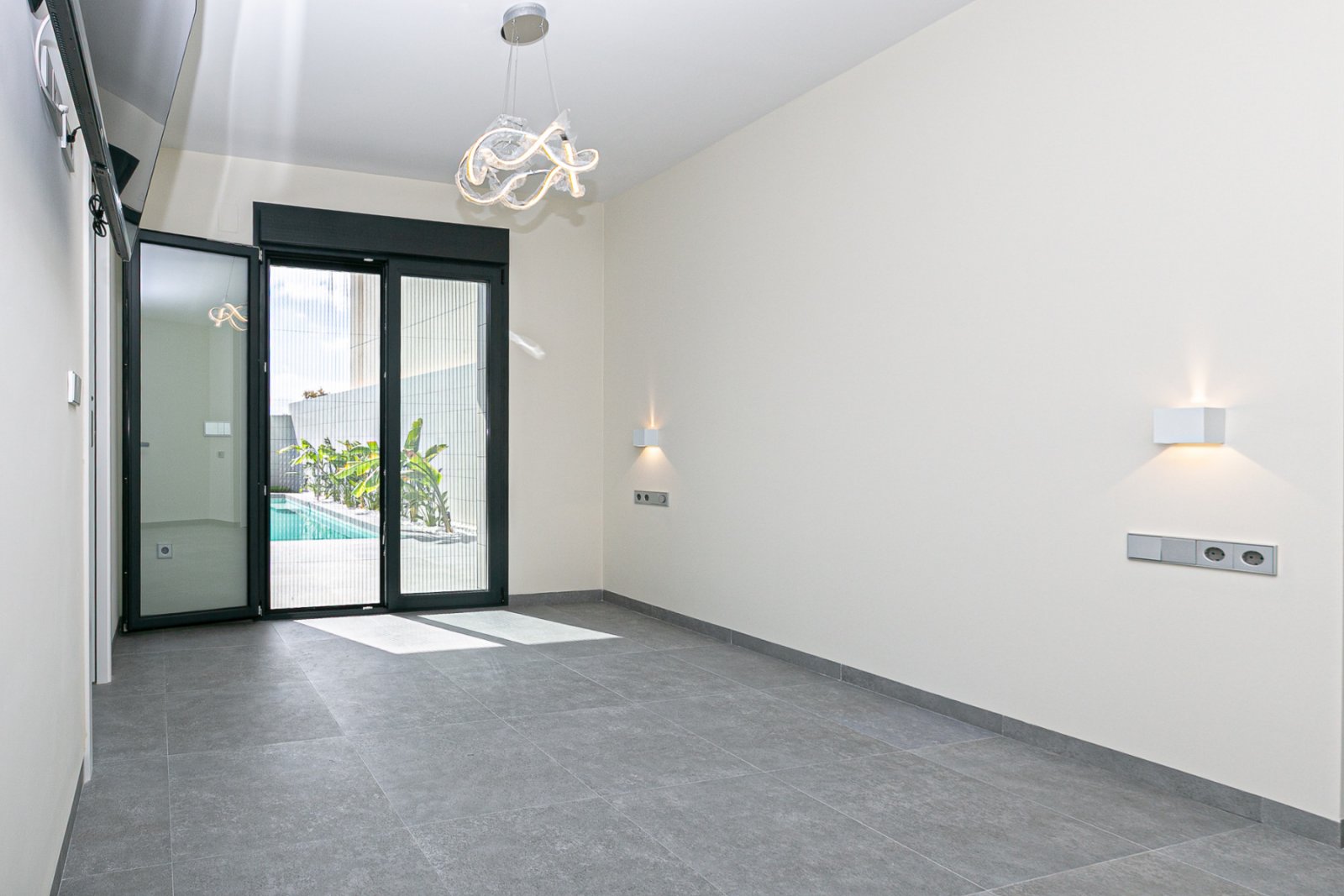  Wir präsentieren Ihnen diese exklusive Luxusimmobilie in einer der begehrtesten Gegenden von San Pedro del Pinatar, umgeben von allen Annehmlichkeite