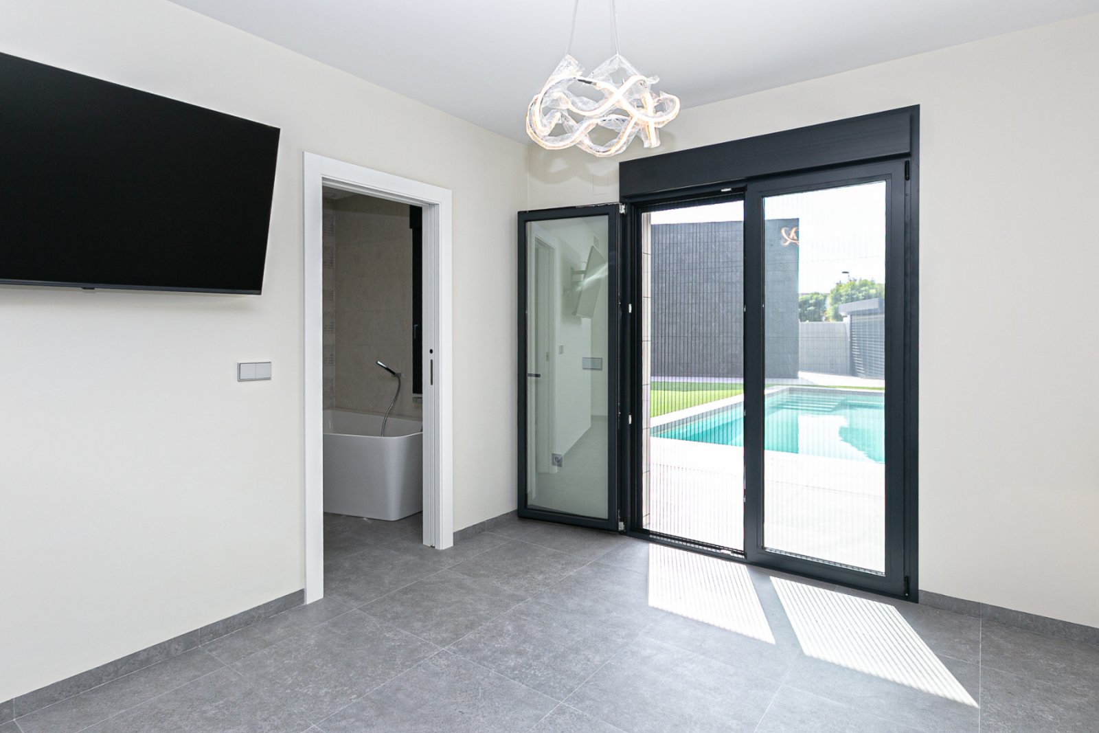  Wir präsentieren Ihnen diese exklusive Luxusimmobilie in einer der begehrtesten Gegenden von San Pedro del Pinatar, umgeben von allen Annehmlichkeite