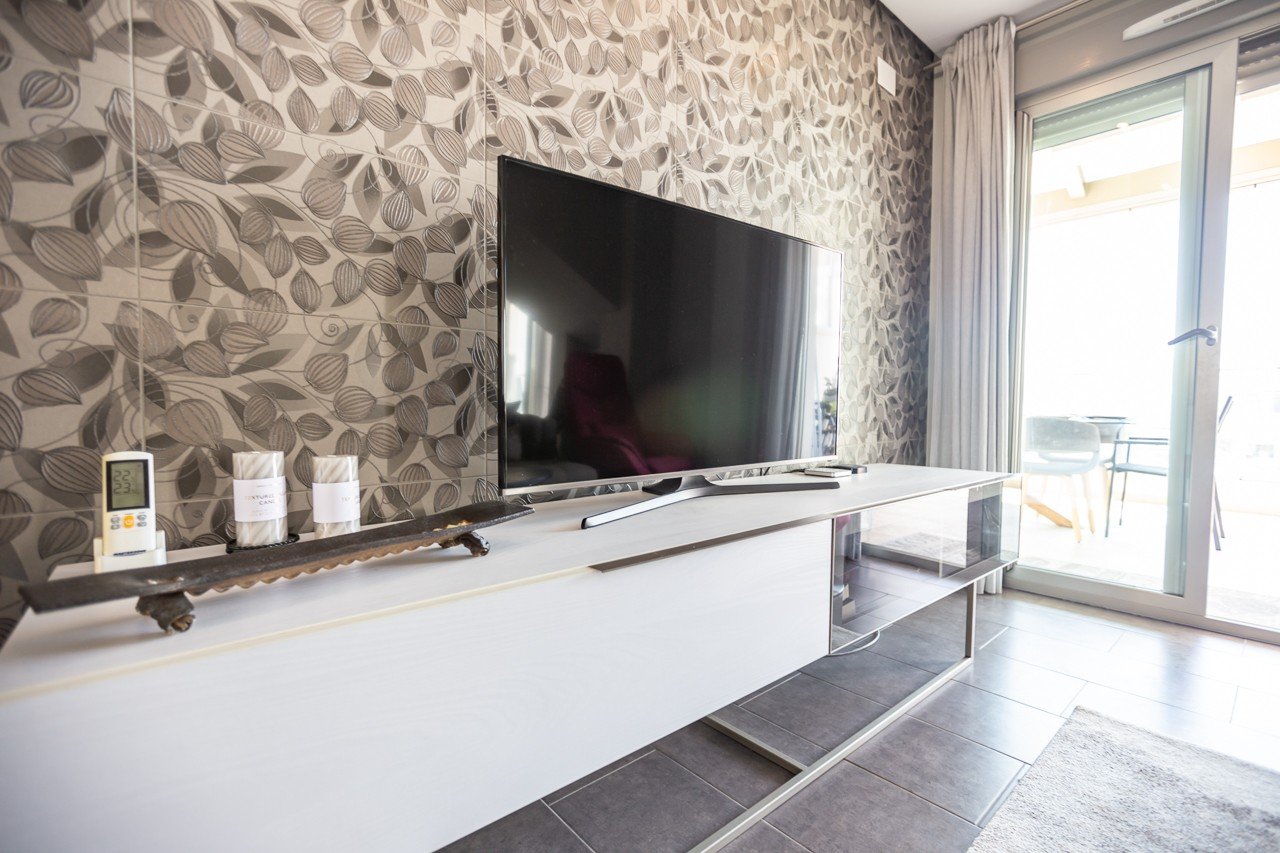  Erleben Sie luxuriöses Leben an der Küste in diesem atemberaubenden Penthouse-Wohnung zum Verkauf in der begehrten Gegend von Villamartin. Eigentlich