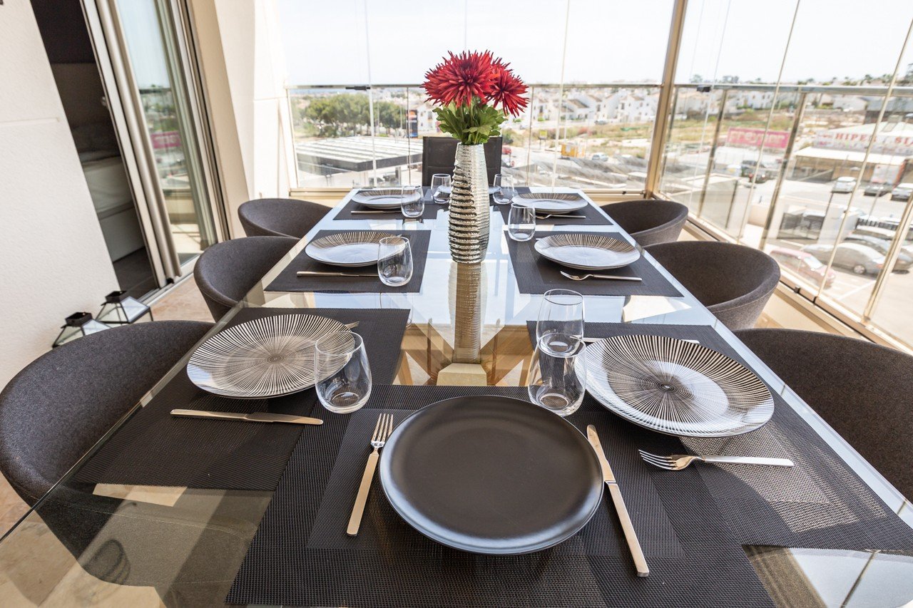  Erleben Sie luxuriöses Leben an der Küste in diesem atemberaubenden Penthouse-Wohnung zum Verkauf in der begehrten Gegend von Villamartin. Eigentlich