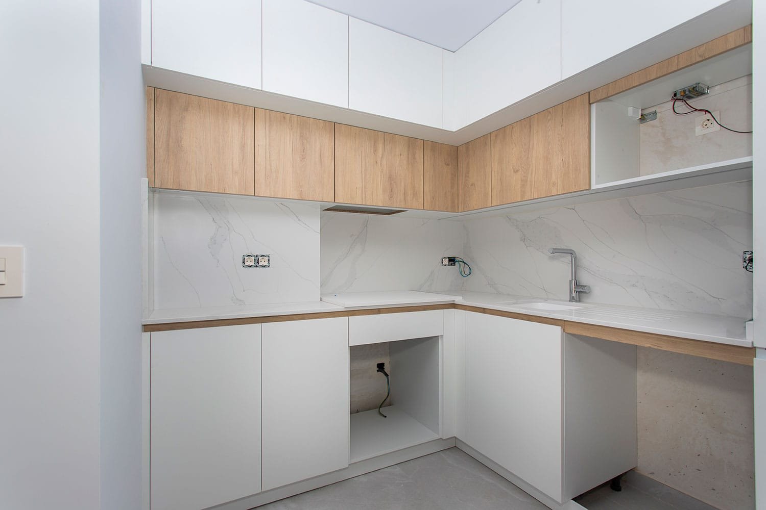  Neubauwohnung in Torrevieja zu verkaufen. Die Wohnung im dritten Stock bietet 2 geräumige Schlafzimmer, 2 Badezimmer (eins davon Ensuite), einen offe