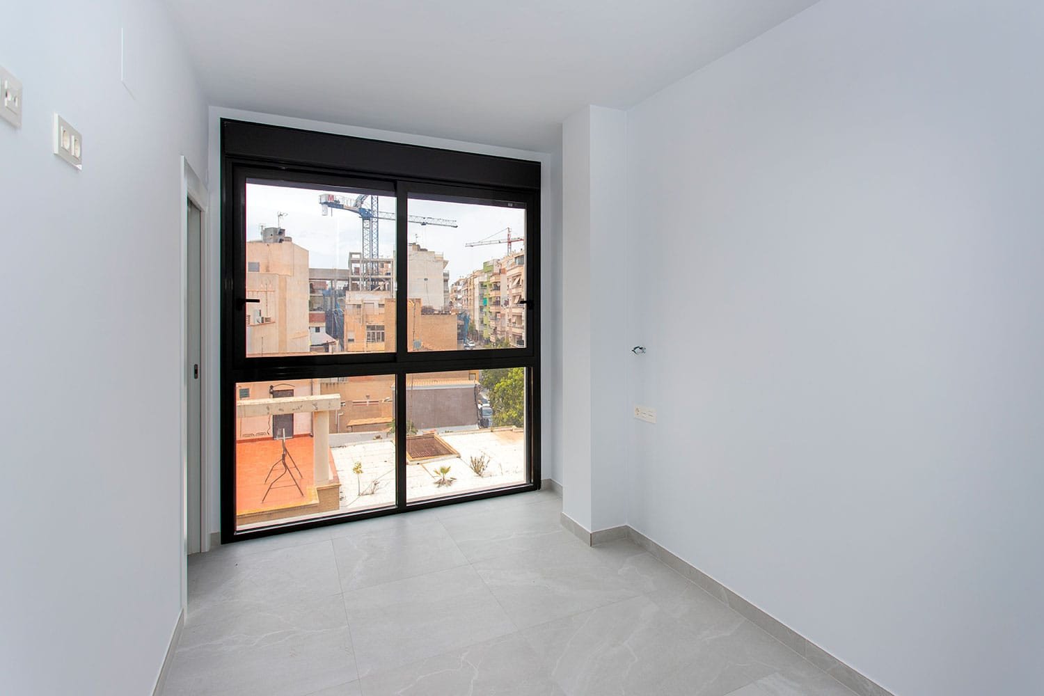  Neubauwohnung in Torrevieja zu verkaufen. Die Wohnung im dritten Stock bietet 2 geräumige Schlafzimmer, 2 Badezimmer (eins davon Ensuite), einen offe