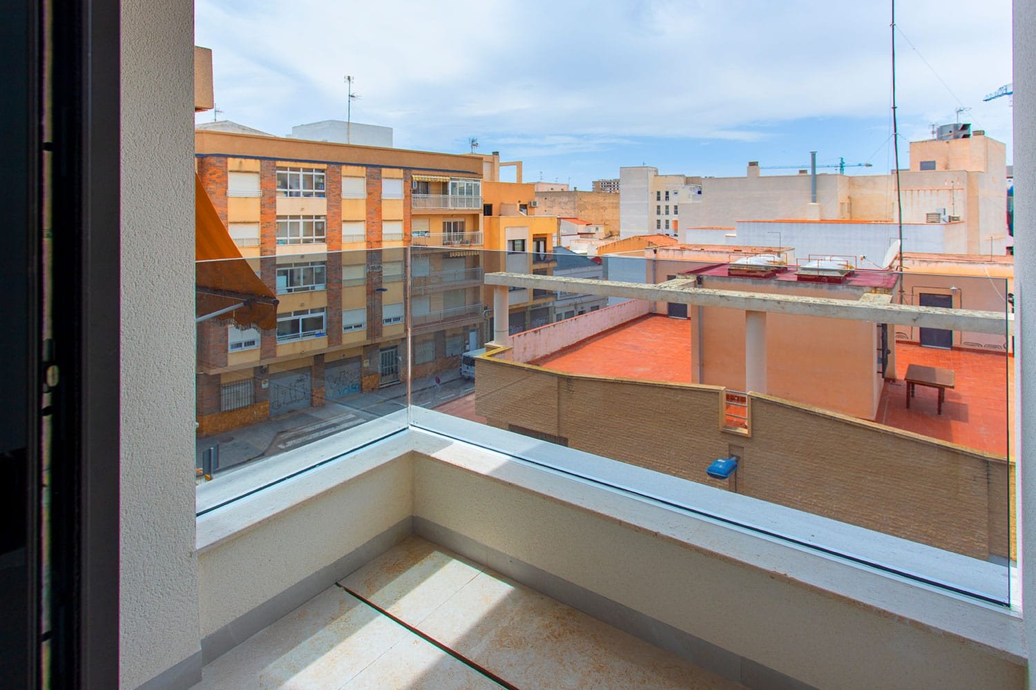  Neubauwohnung in Torrevieja zu verkaufen. Die Wohnung im dritten Stock bietet 2 geräumige Schlafzimmer, 2 Badezimmer (eins davon Ensuite), einen offe