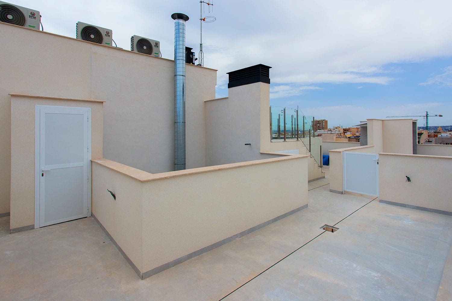  Neubauwohnung in Torrevieja zu verkaufen. Die Wohnung im dritten Stock bietet 2 geräumige Schlafzimmer, 2 Badezimmer (eins davon Ensuite), einen offe
