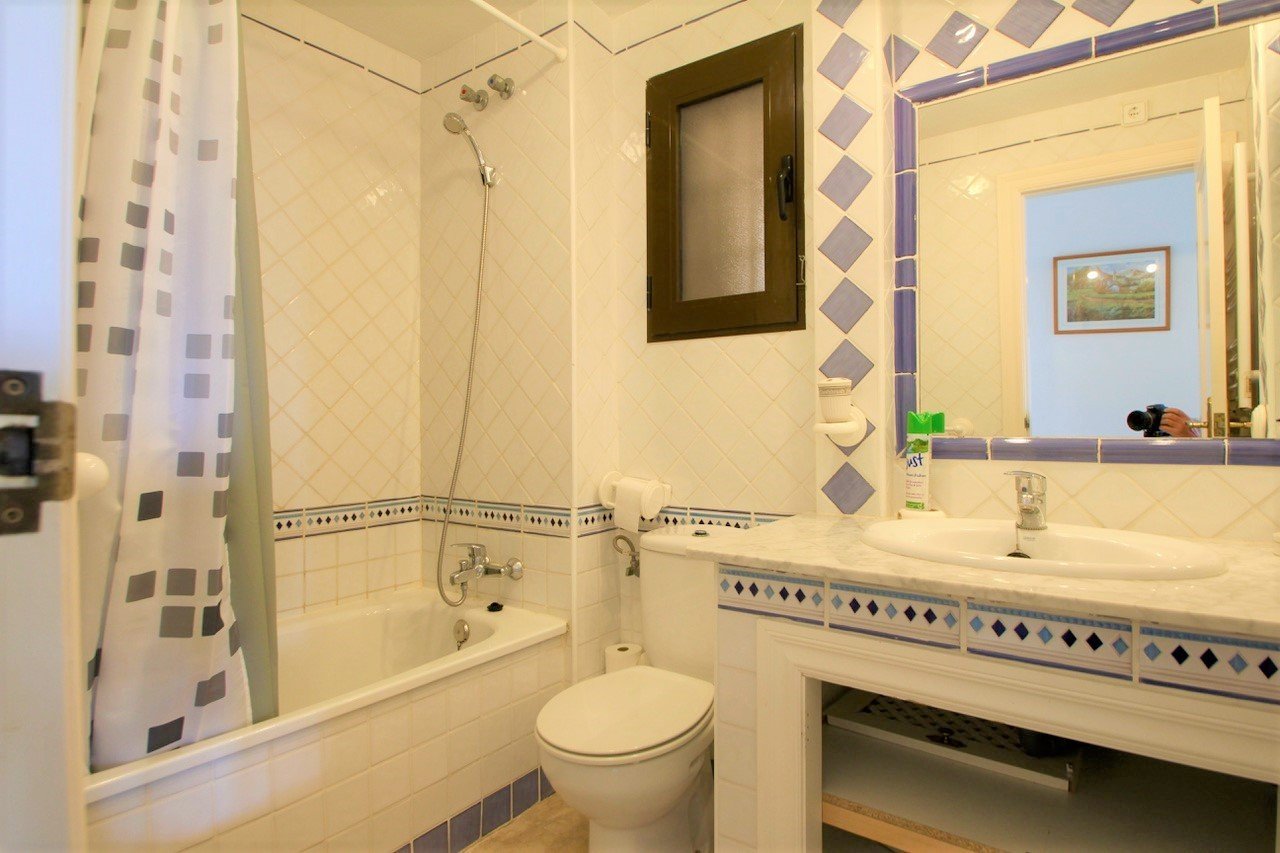   Large and bright apartment located in Las Ramblas, Orihuela Costa&amp;#13;&amp;#13;
Bright and well maintained apartment with views over f