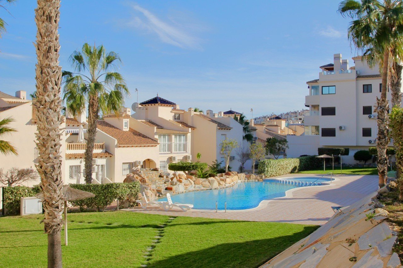   Large and bright apartment located in Las Ramblas, Orihuela Costa&amp;#13;&amp;#13;
Bright and well maintained apartment with views over f