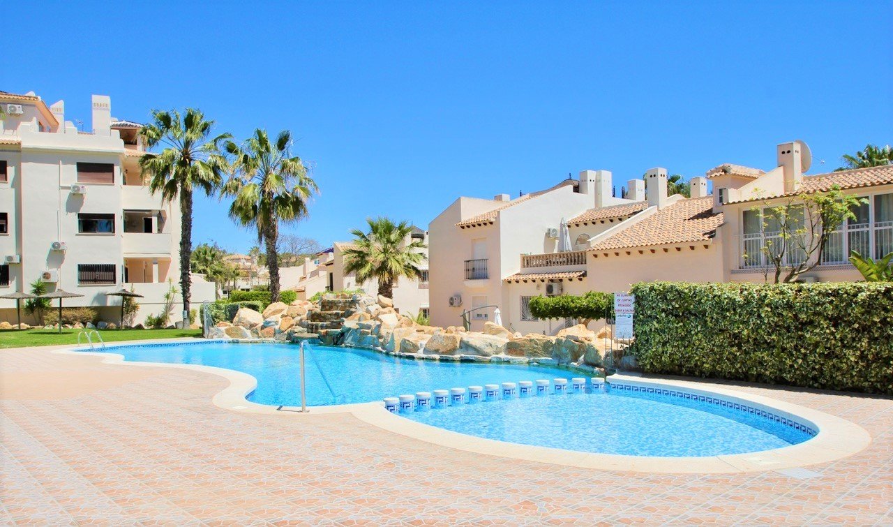   Large and bright apartment located in Las Ramblas, Orihuela Costa&amp;#13;&amp;#13;
Bright and well maintained apartment with views over f