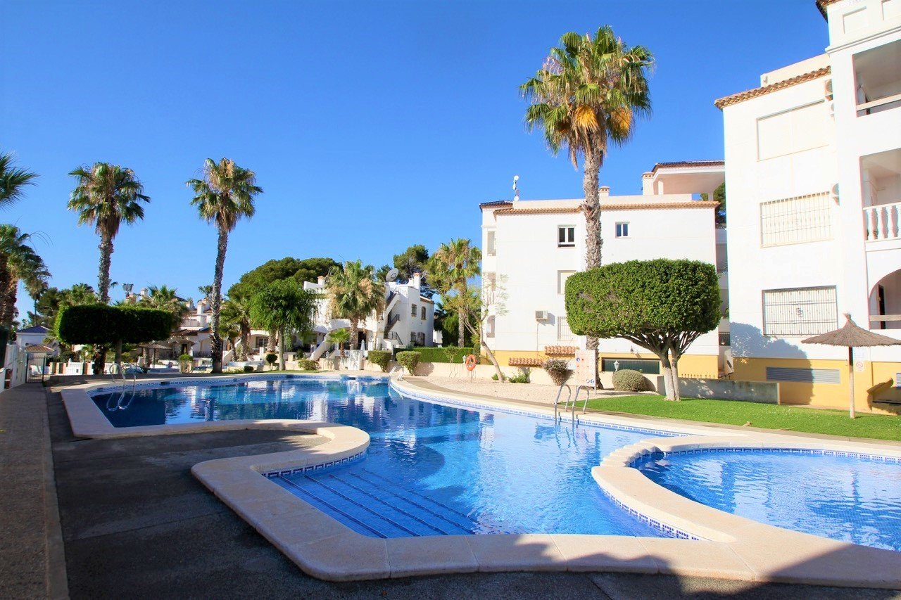   East facing apartment with lovely views over the communal green zone and pool. &amp;#13;&amp;#13;
The apartment distributes over an open p