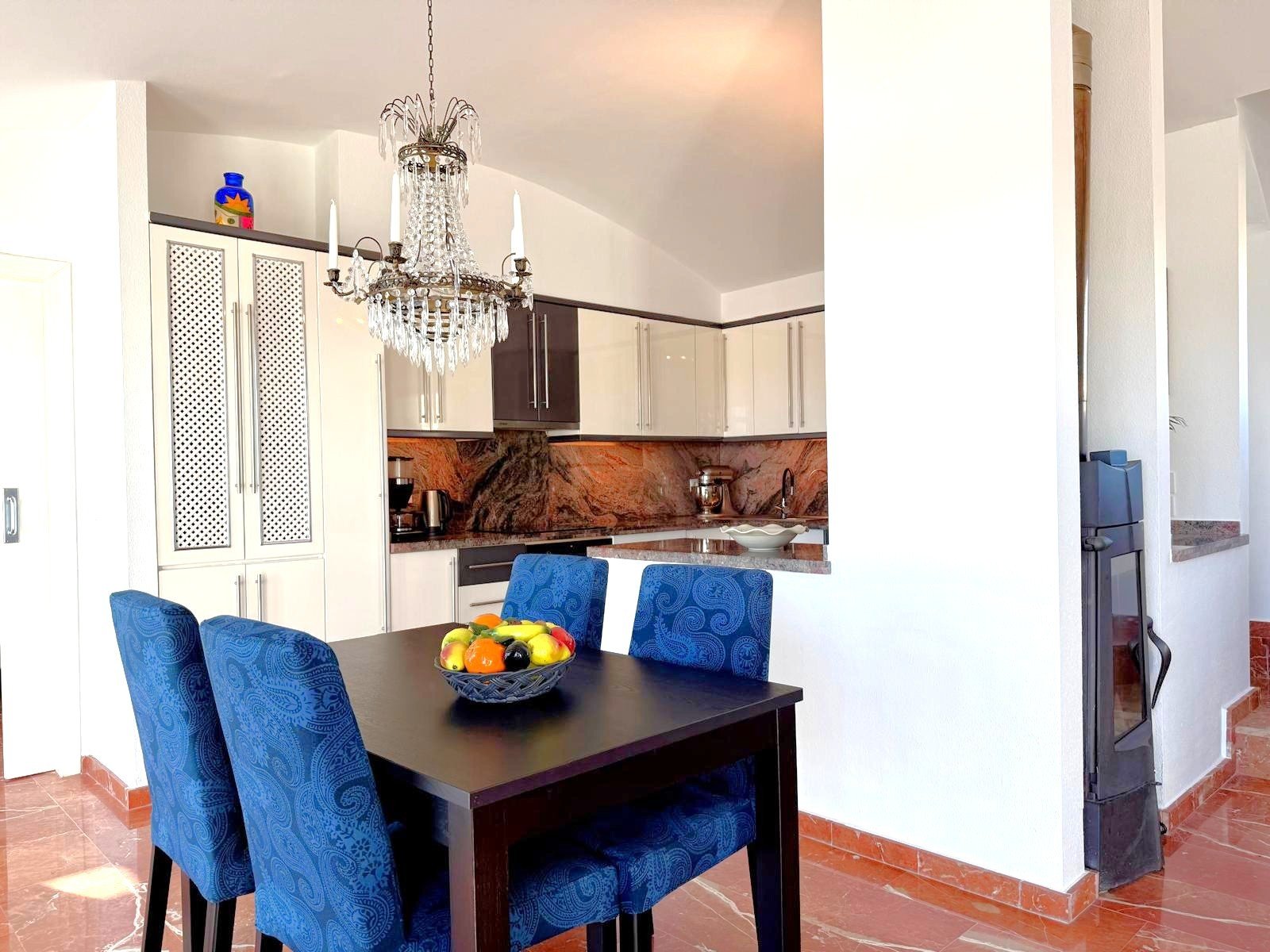   A 132 m2, large, bright and well distributed 3 bed 3 bath property.&amp;#13;&amp;#13;
The stunning entrance hall is followed by an approxi
