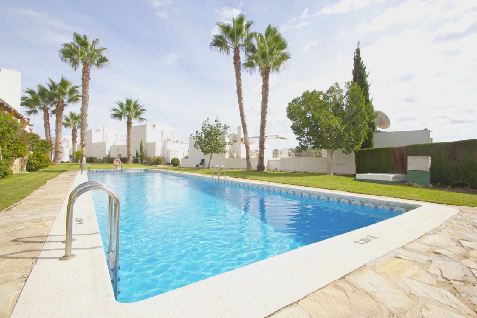   A 132 m2, large, bright and well distributed 3 bed 3 bath property.&amp;#13;&amp;#13;
The stunning entrance hall is followed by an approxi