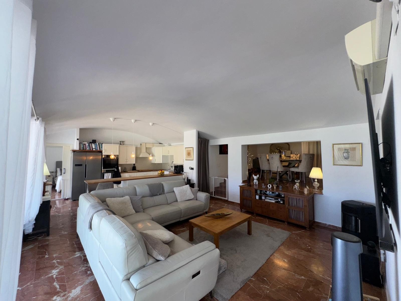   This beautifully maintained Claveles-style apartment is presented in immaculate condition and offers generous indoor and outdoor living spaces. Boas