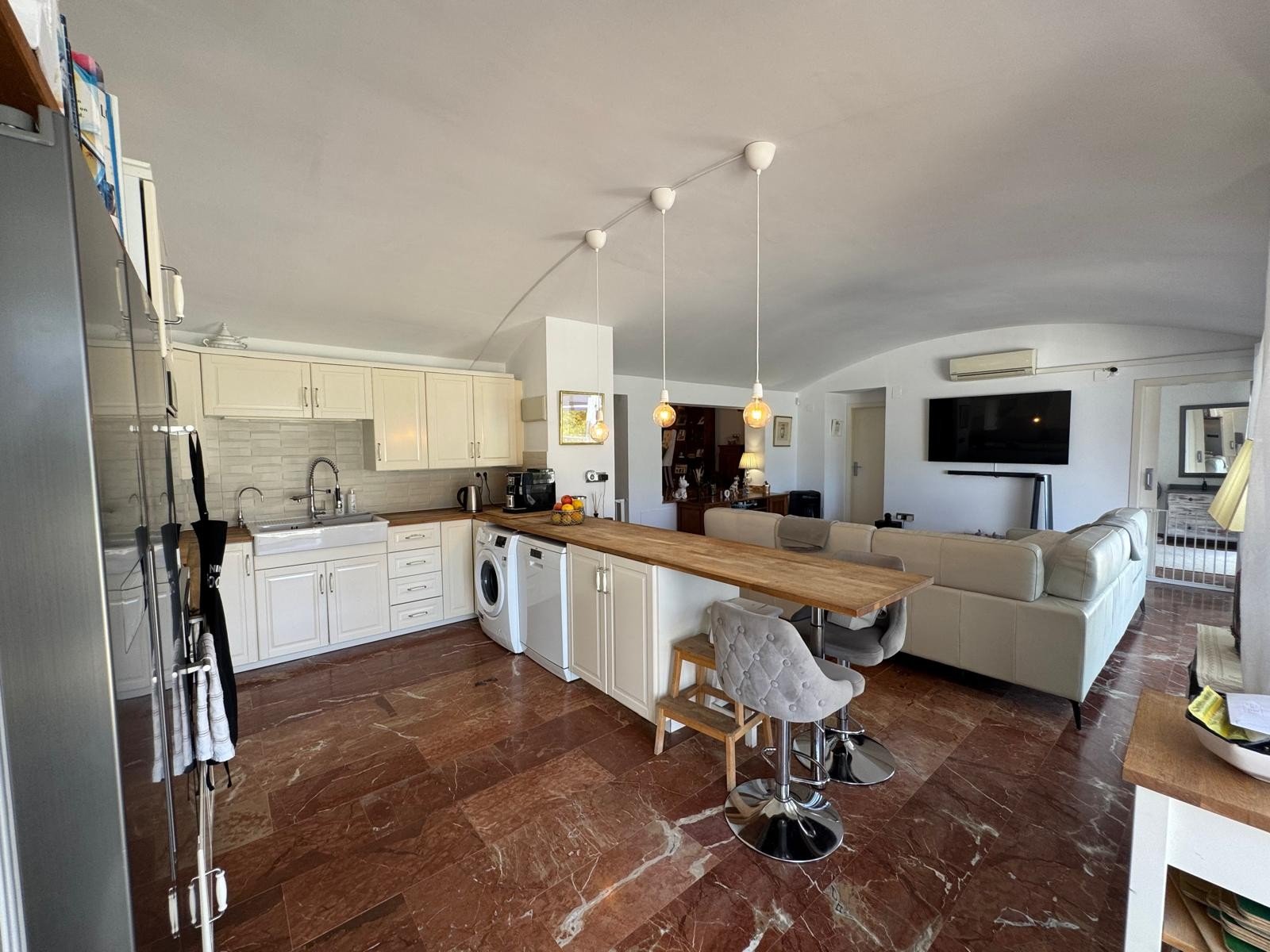   This beautifully maintained Claveles-style apartment is presented in immaculate condition and offers generous indoor and outdoor living spaces. Boas