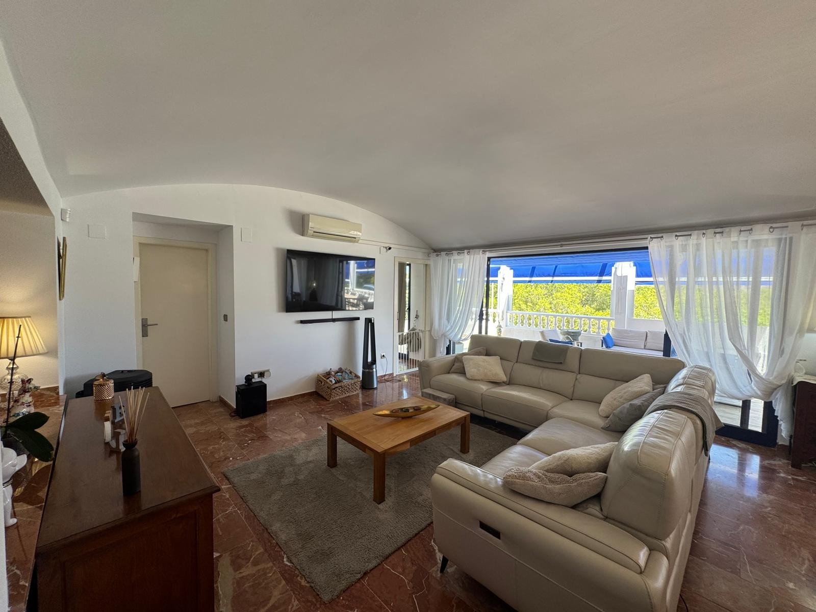   This beautifully maintained Claveles-style apartment is presented in immaculate condition and offers generous indoor and outdoor living spaces. Boas