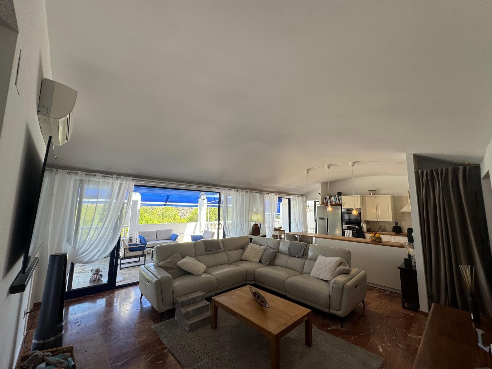   This beautifully maintained Claveles-style apartment is presented in immaculate condition and offers generous indoor and outdoor living spaces. Boas