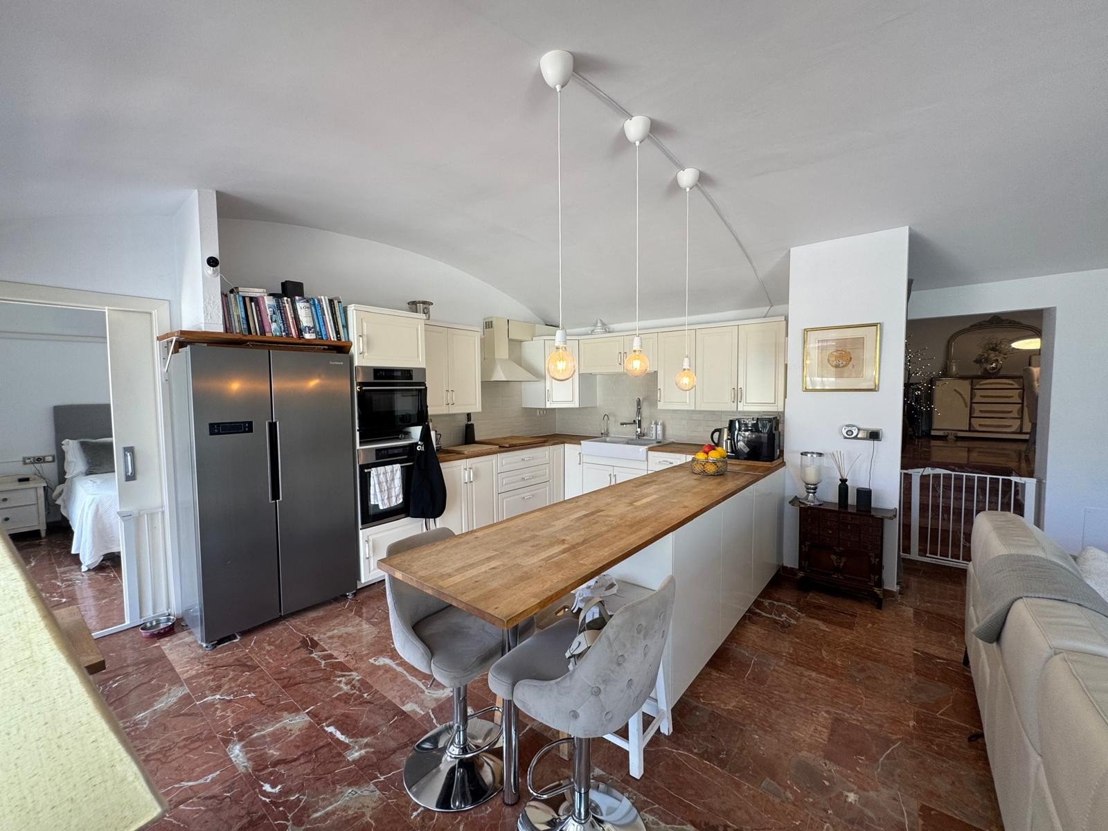   This beautifully maintained Claveles-style apartment is presented in immaculate condition and offers generous indoor and outdoor living spaces. Boas