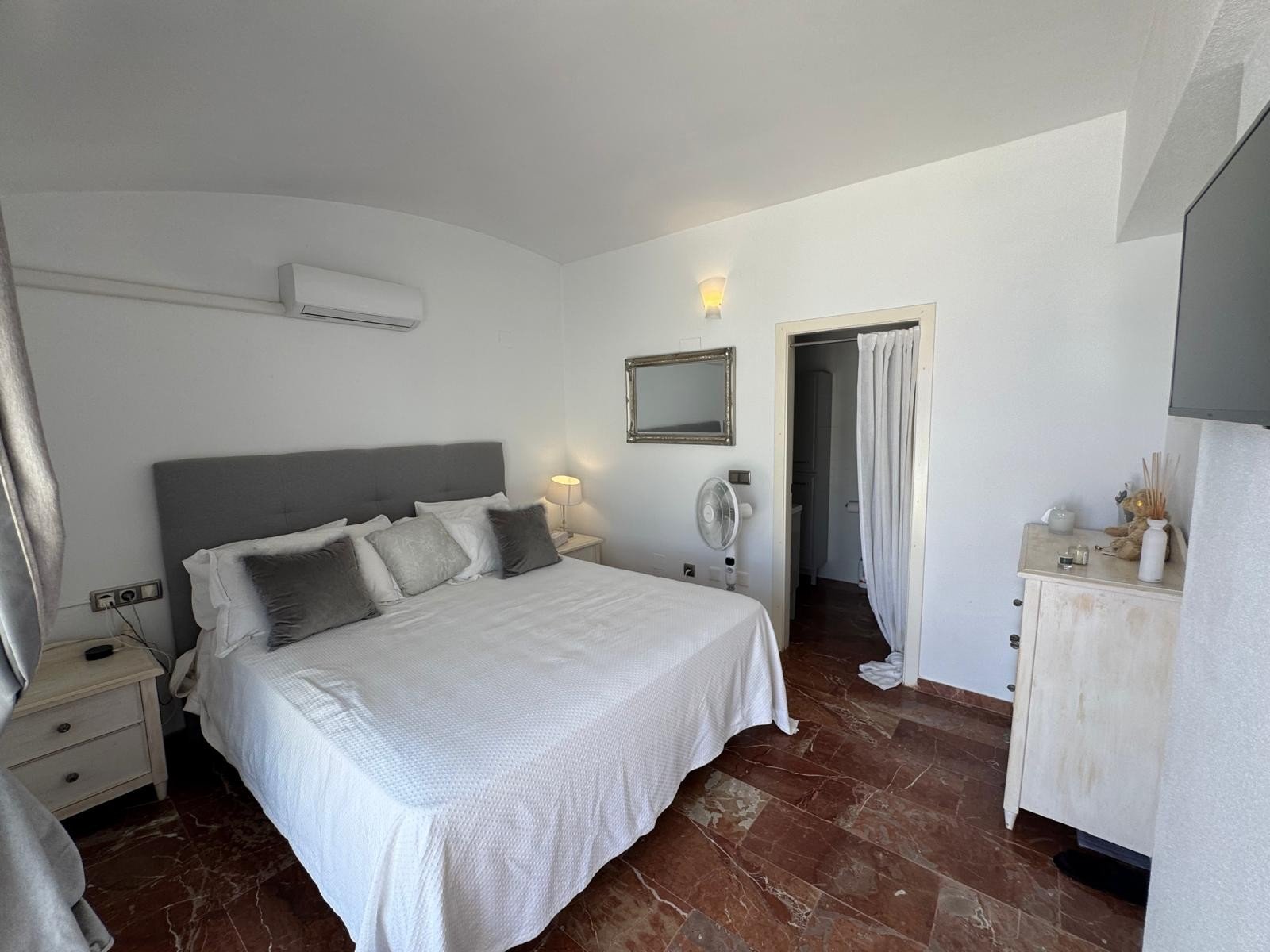   This beautifully maintained Claveles-style apartment is presented in immaculate condition and offers generous indoor and outdoor living spaces. Boas