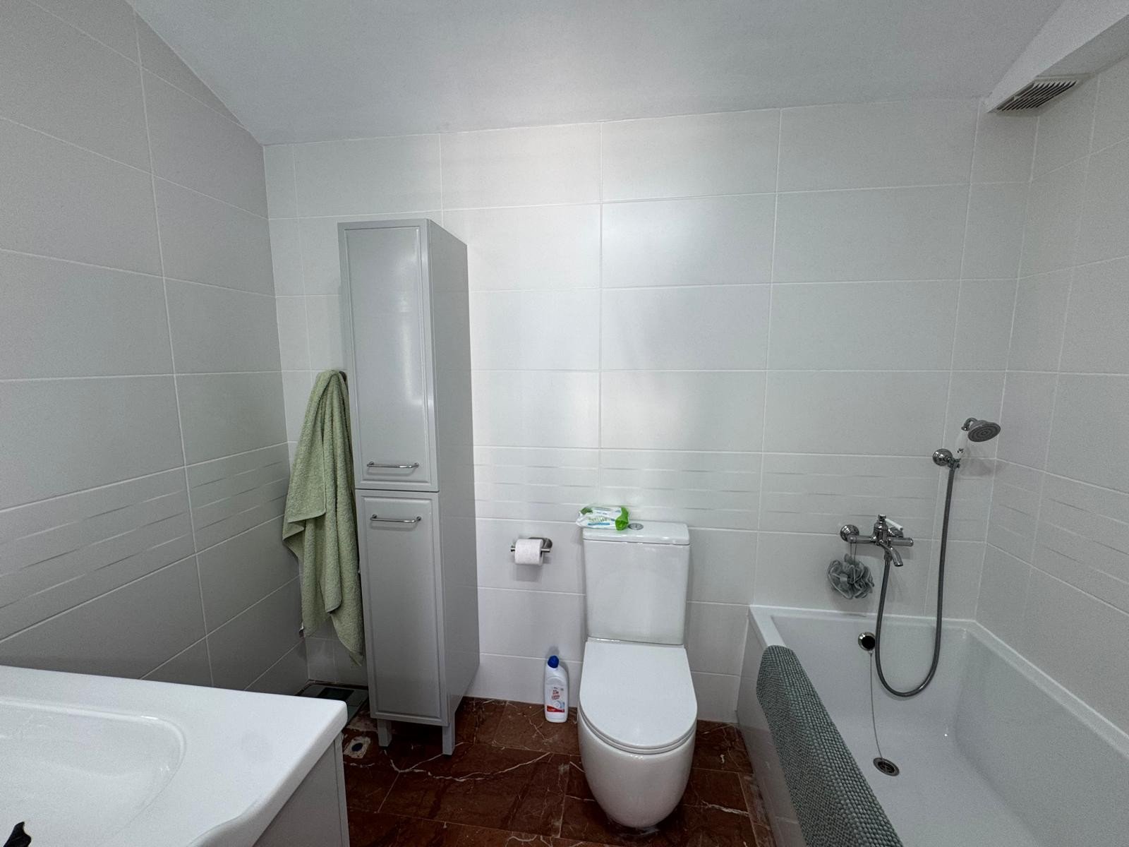   This beautifully maintained Claveles-style apartment is presented in immaculate condition and offers generous indoor and outdoor living spaces. Boas