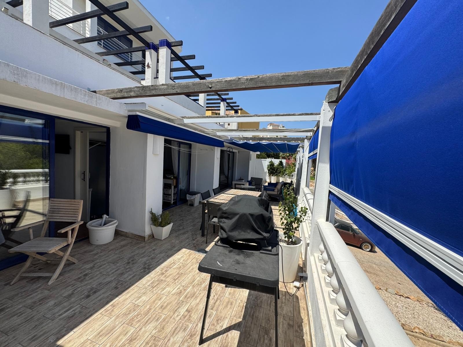   This beautifully maintained Claveles-style apartment is presented in immaculate condition and offers generous indoor and outdoor living spaces. Boas