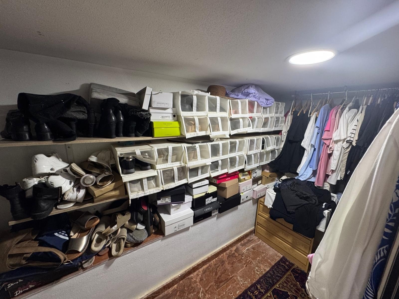   This beautifully maintained Claveles-style apartment is presented in immaculate condition and offers generous indoor and outdoor living spaces. Boas