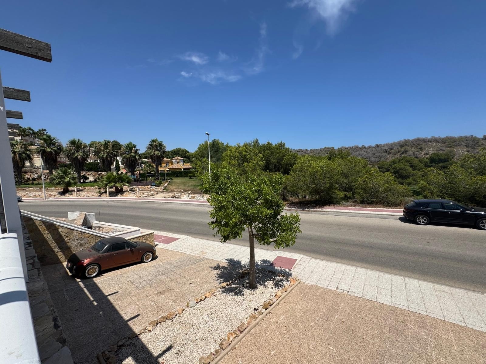   This beautifully maintained Claveles-style apartment is presented in immaculate condition and offers generous indoor and outdoor living spaces. Boas