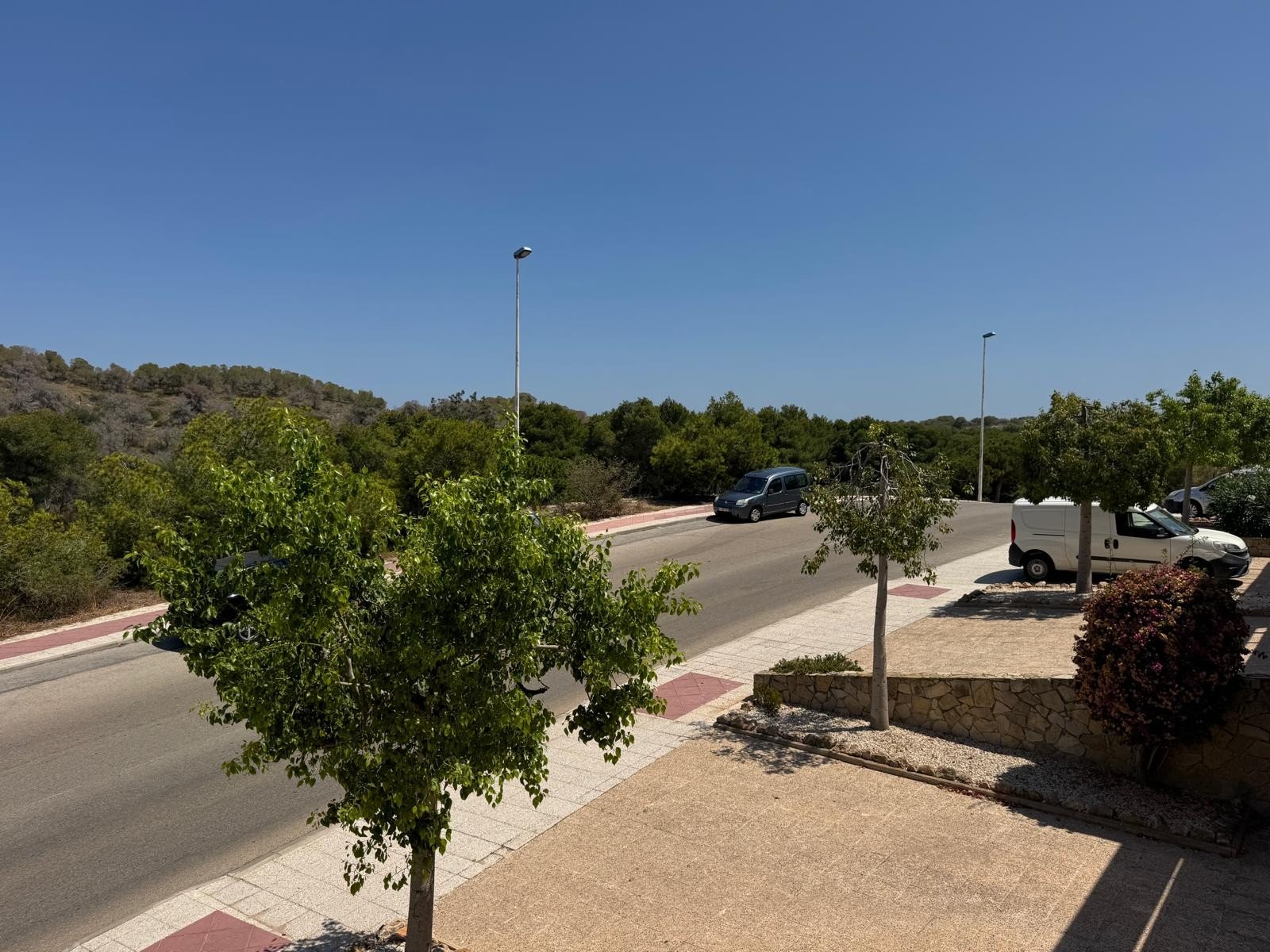   This beautifully maintained Claveles-style apartment is presented in immaculate condition and offers generous indoor and outdoor living spaces. Boas