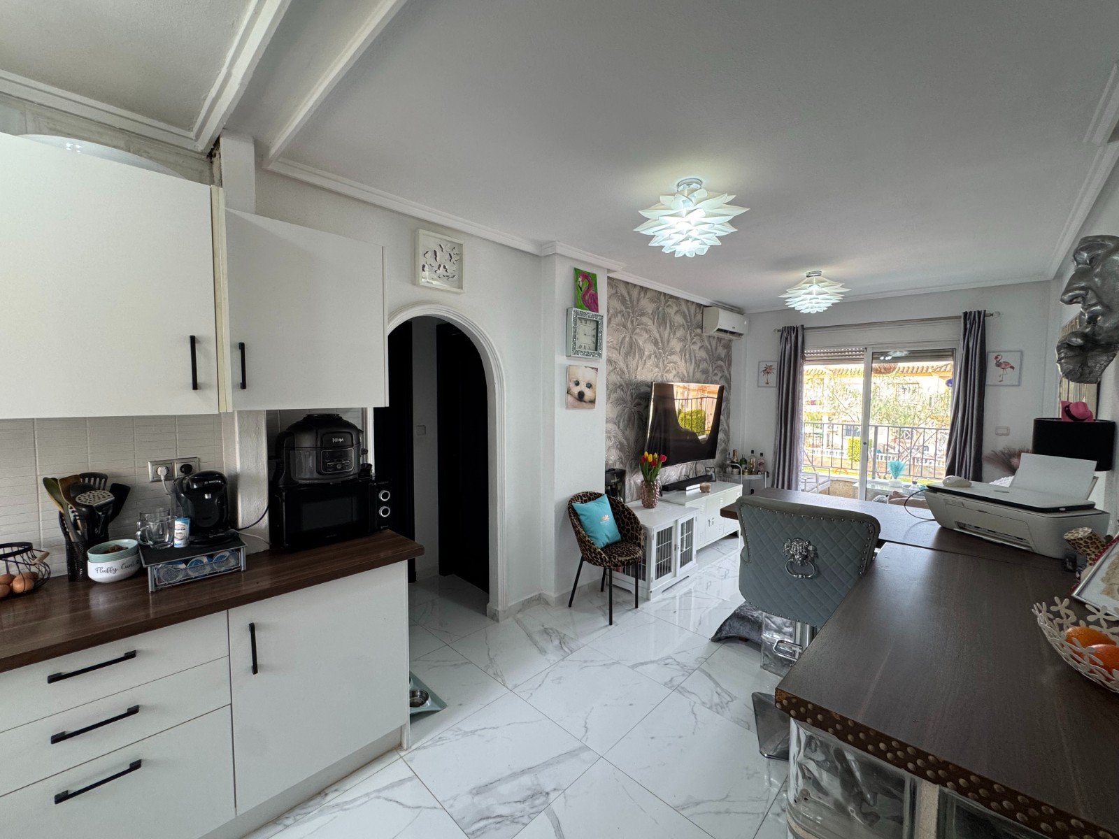   Do not miss this opportunity to acquire a wonderful first-floor apartment in the highly sought-after area of St James Hill. Ideally positioned withi