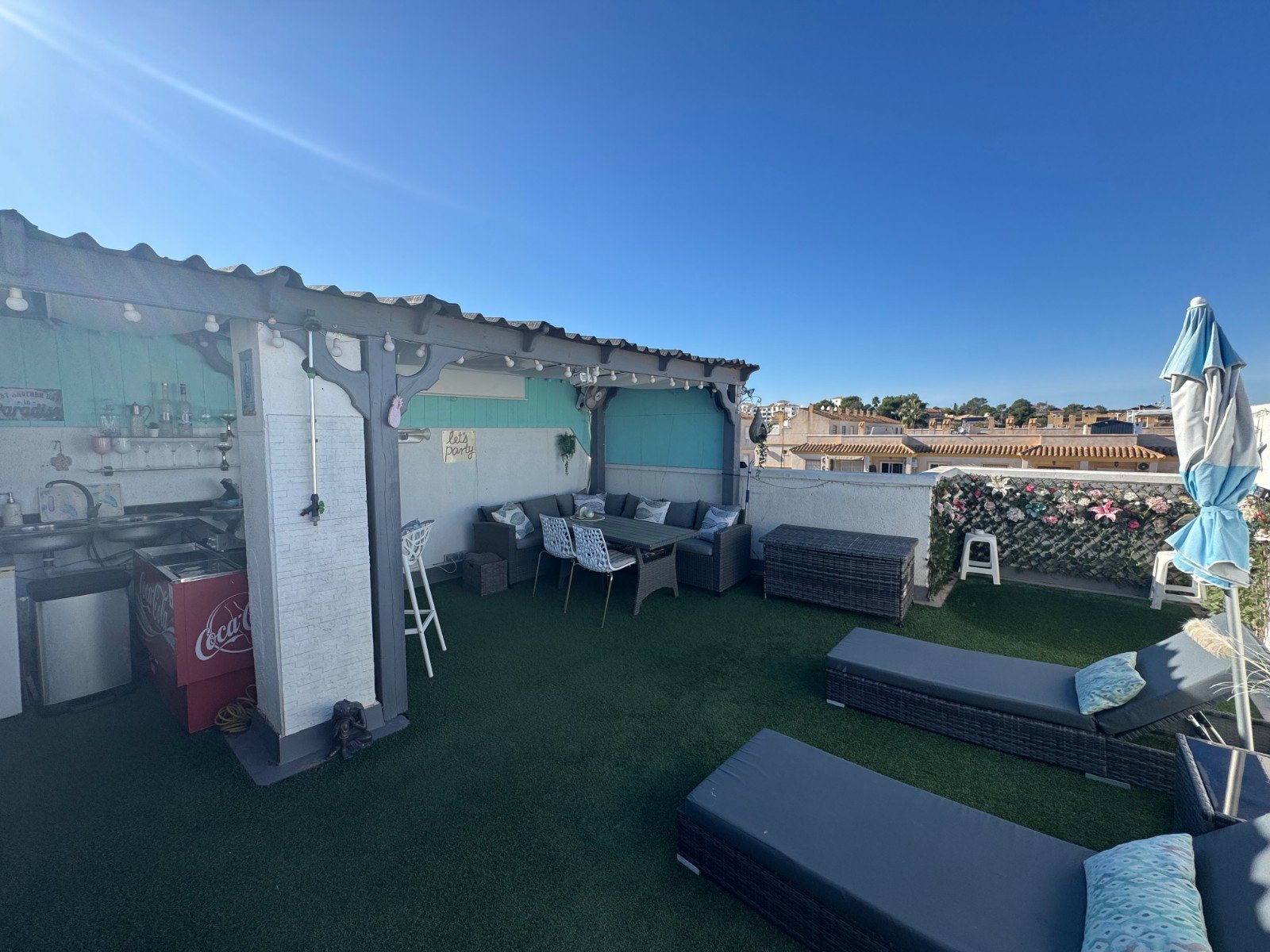   Do not miss this opportunity to acquire a wonderful first-floor apartment in the highly sought-after area of St James Hill. Ideally positioned withi
