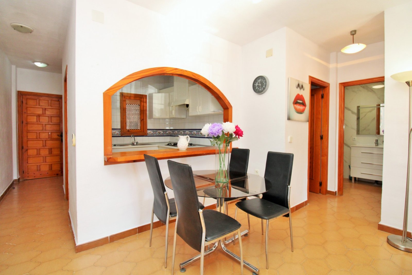  Helle und sonnige, nach Süden ausgerichtete Wohnung mit 2 Schlafzimmern und 1 Badezimmer zum Verkauf im ikonischen Villamartin Plaza. Nur wenige Mete