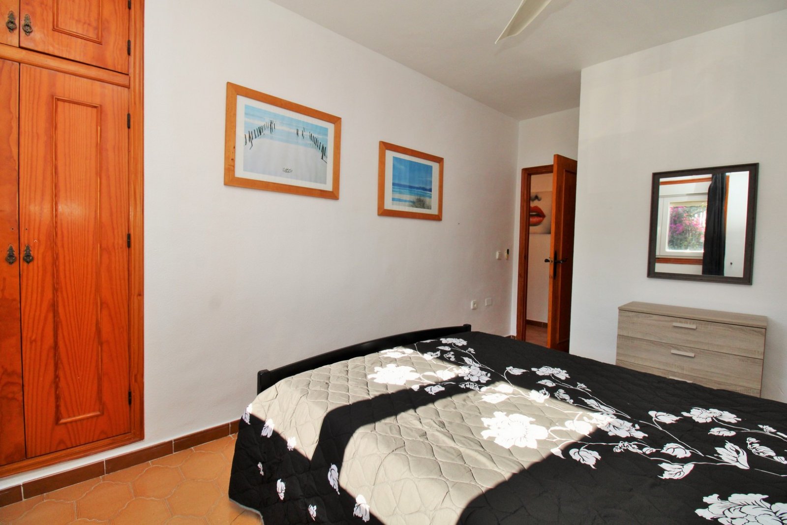  Helle und sonnige, nach Süden ausgerichtete Wohnung mit 2 Schlafzimmern und 1 Badezimmer zum Verkauf im ikonischen Villamartin Plaza. Nur wenige Mete