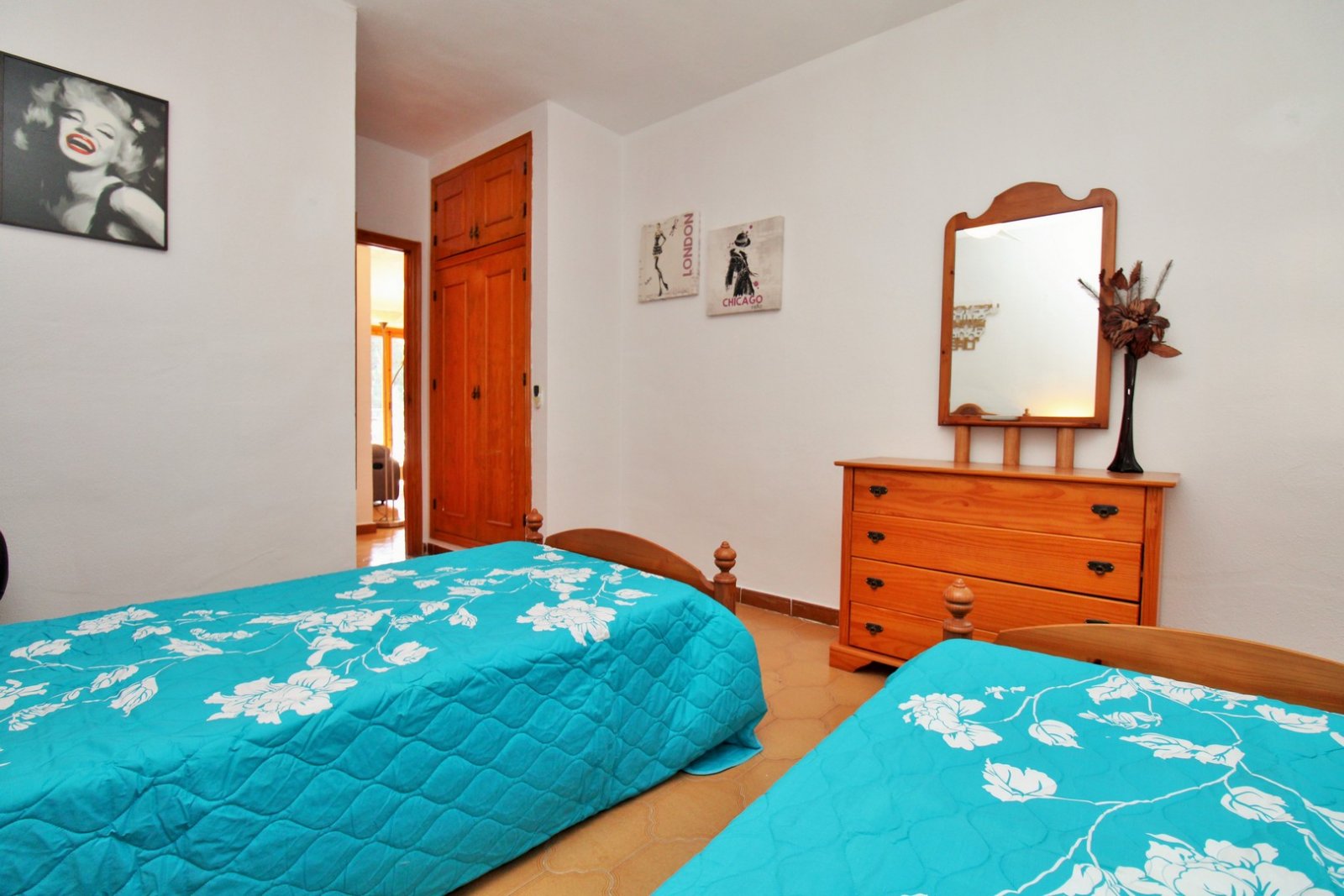  Helle und sonnige, nach Süden ausgerichtete Wohnung mit 2 Schlafzimmern und 1 Badezimmer zum Verkauf im ikonischen Villamartin Plaza. Nur wenige Mete