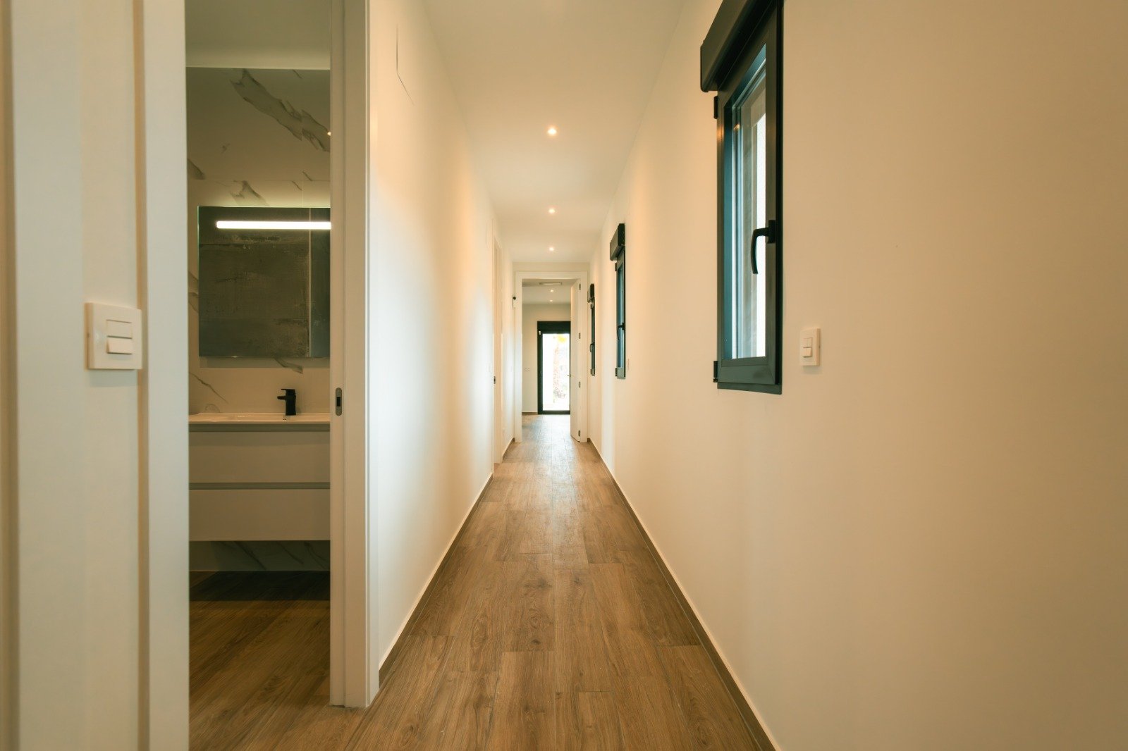  Im charmanten Ort El Pinós gelegen, bietet diese exklusive unabhängige Immobilie eine ruhige und einladende Umgebung. Sie wurde für diejenigen entwor