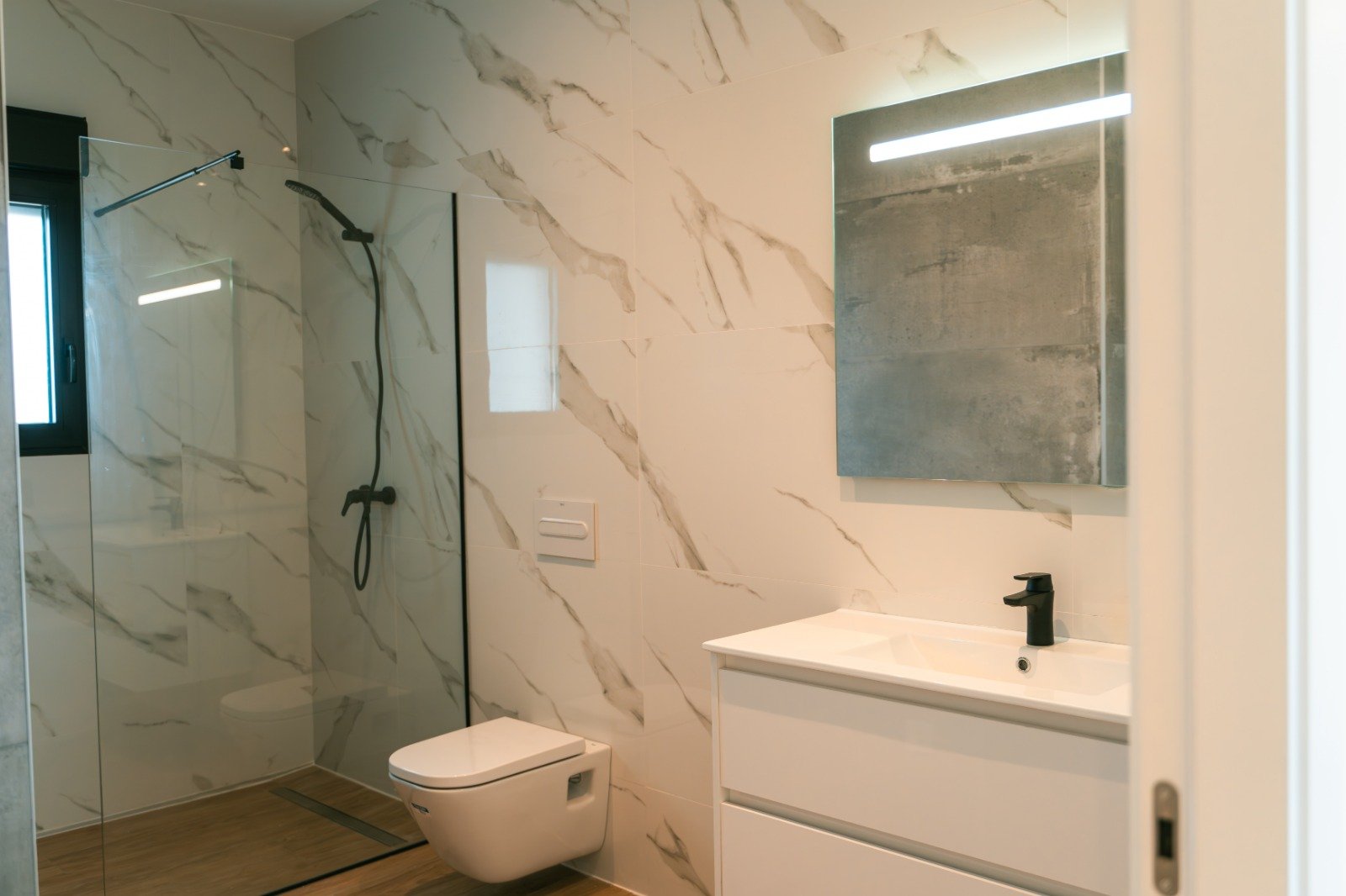  Im charmanten Ort El Pinós gelegen, bietet diese exklusive unabhängige Immobilie eine ruhige und einladende Umgebung. Sie wurde für diejenigen entwor