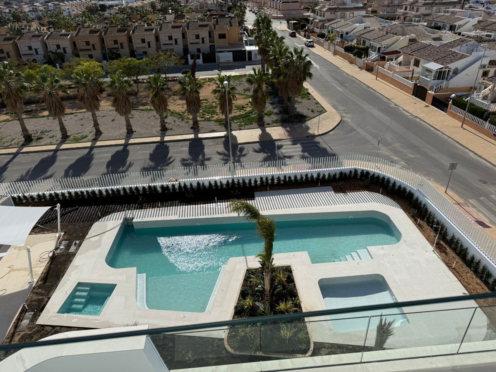  In der prestigeträchtigen Gegend von Cabo Roig gelegen, bietet diese Wohnanlage eine Auswahl von 23 Immobilien, darunter Apartments, Erdgeschosswohnu