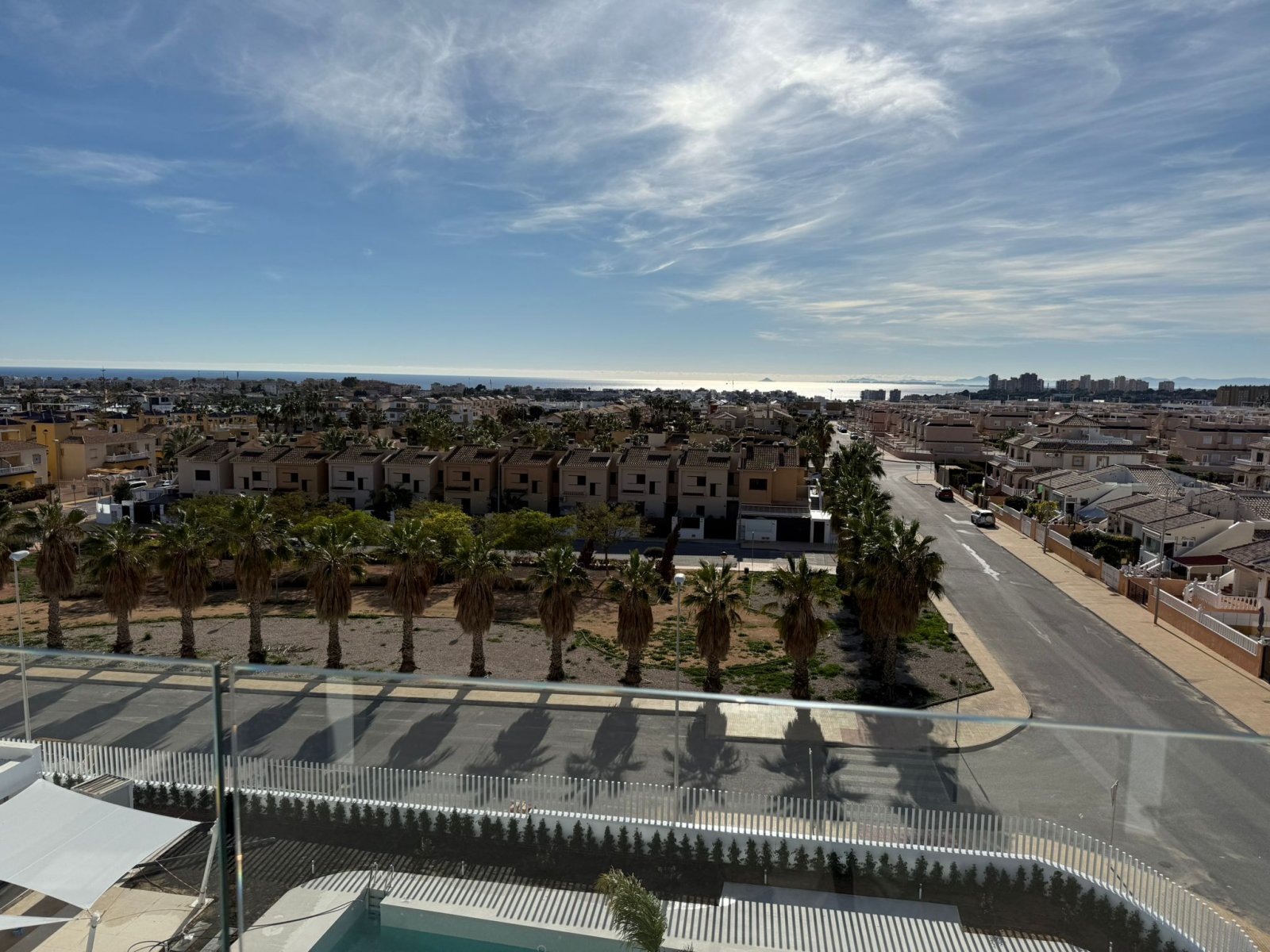  In der prestigeträchtigen Gegend von Cabo Roig gelegen, bietet diese Wohnanlage eine Auswahl von 23 Immobilien, darunter Apartments, Erdgeschosswohnu